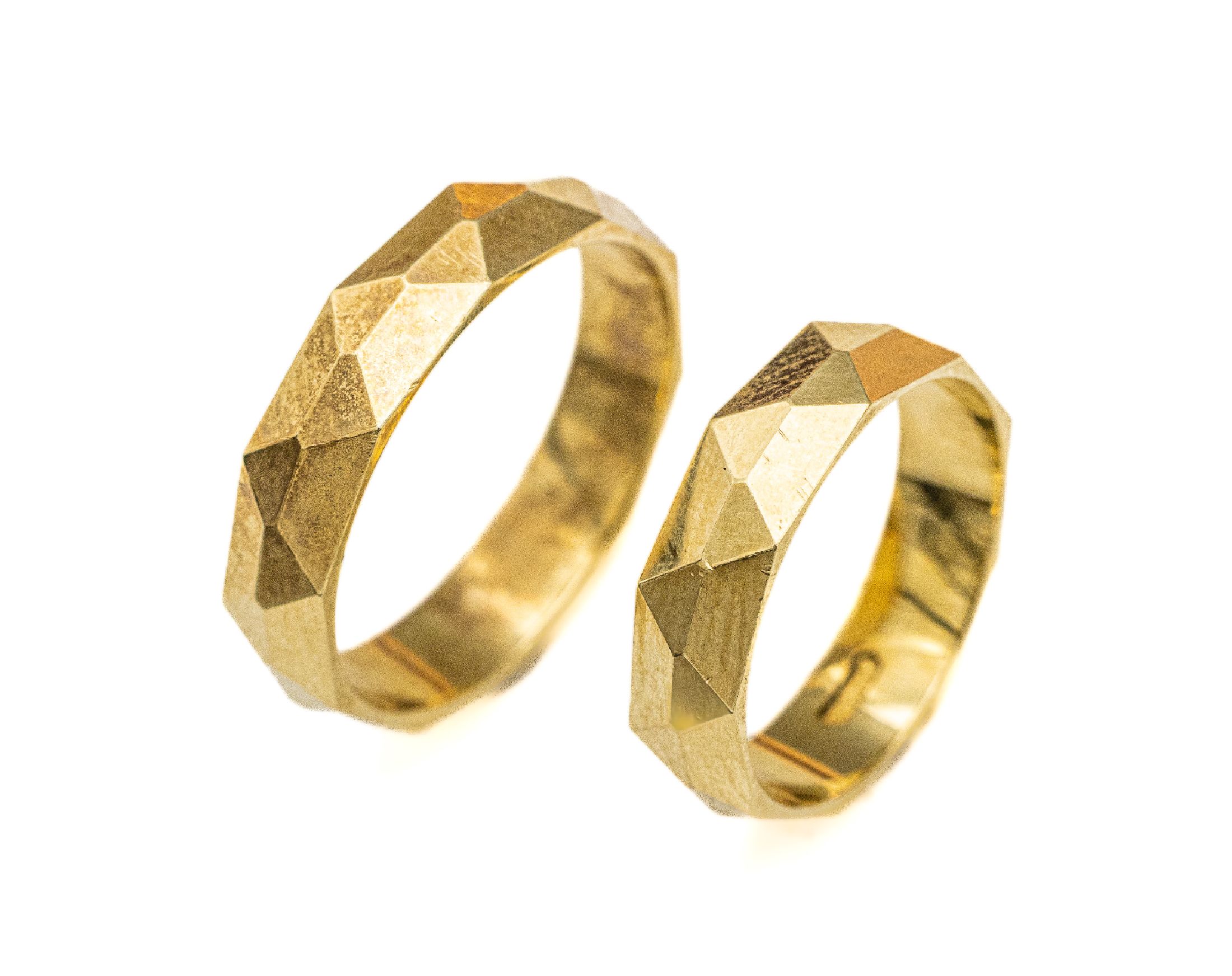 Paar 14 kt Gold Freundschaft-/Eheringe, GG 585/000, Ringschienen facett., RW 61 und 52.5, zus. ca. 9.2 g