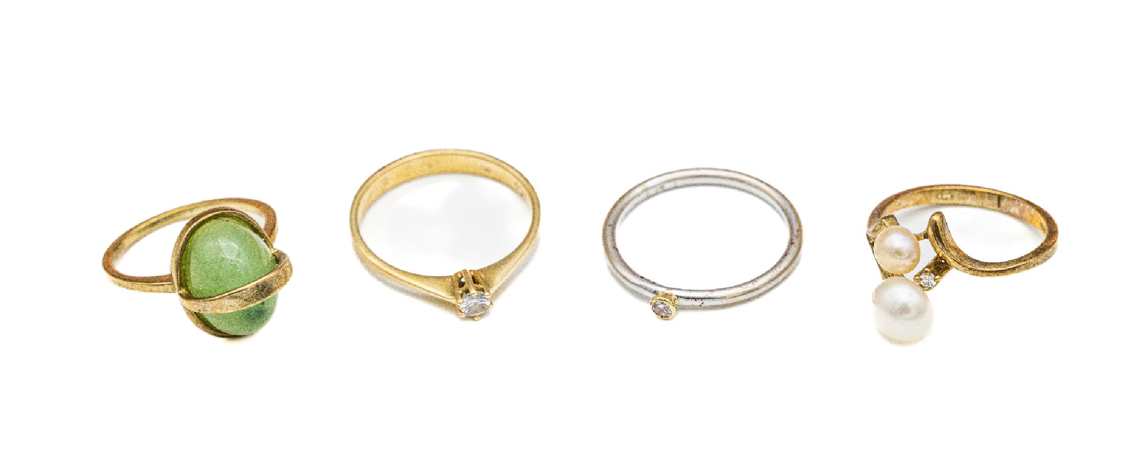 Konvolut 4 Gold Ringe: 1 x 14 kt Gold, GG 585/000, 1 Brillant ca. 0.12 ct Weiß/si, RW 55; 1 x 14 kt Gold, WG 585/000, 1 Brillant in ...