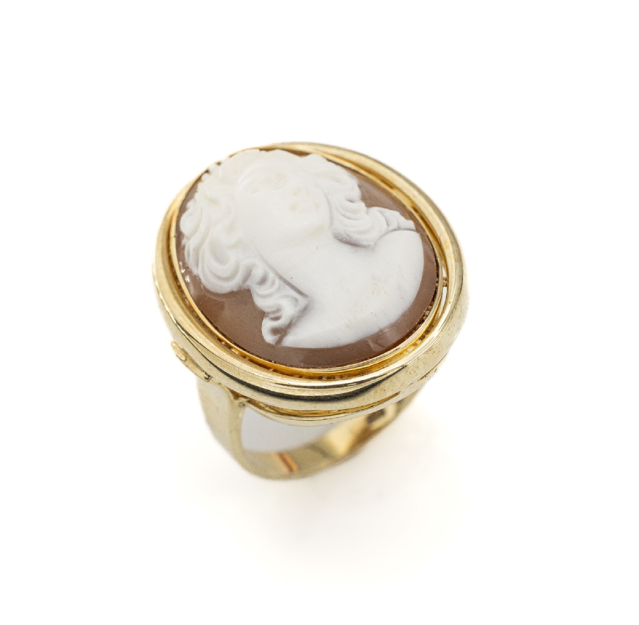 14 kt Gold Muschelkamee-Ring, GG 585/000, um 1900, hoher Schnitt mit Frauenportrait, Unterkaderung, D. ca. 3.7 x 3.2 cm, RW 58, ca.11.9 g