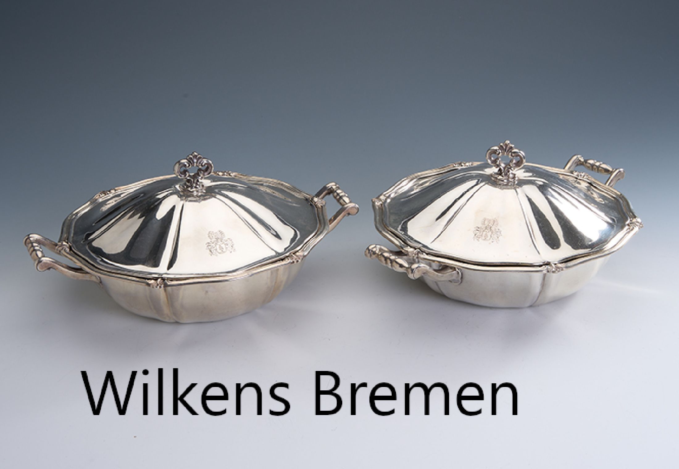 2 Deckelterrinen, 830er Silber, deutsch, 1950er Jahre, schlichte geschwungene Gestaltung, mit Akanthusblatt, D. ca. 23 cm, Deckel jeweils mit grav. ...