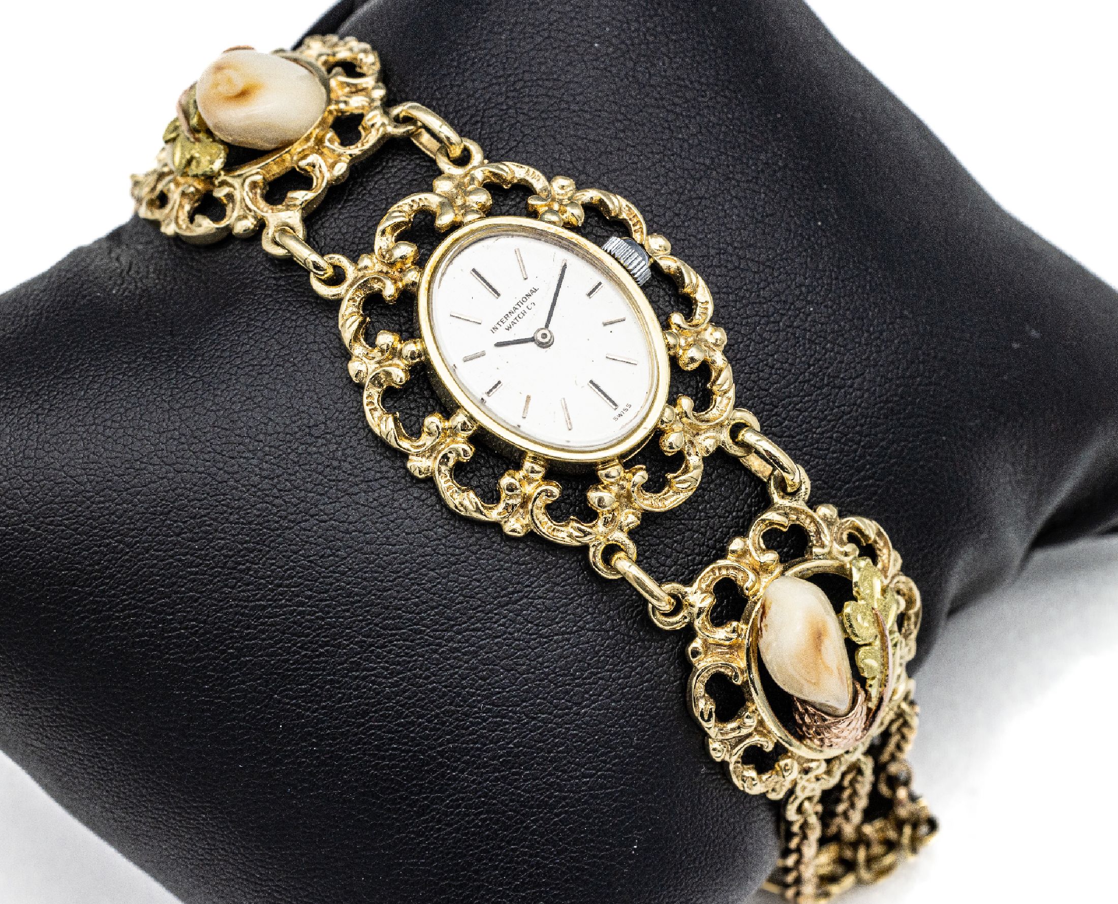 14 kt Gold Damenarmbanduhr IWC, GG/RG/GrünG585/000, ovales Gehäuse, Grandeln von außergewöhnlicher Größe in RG gefaßt, Unterkaderung, ...