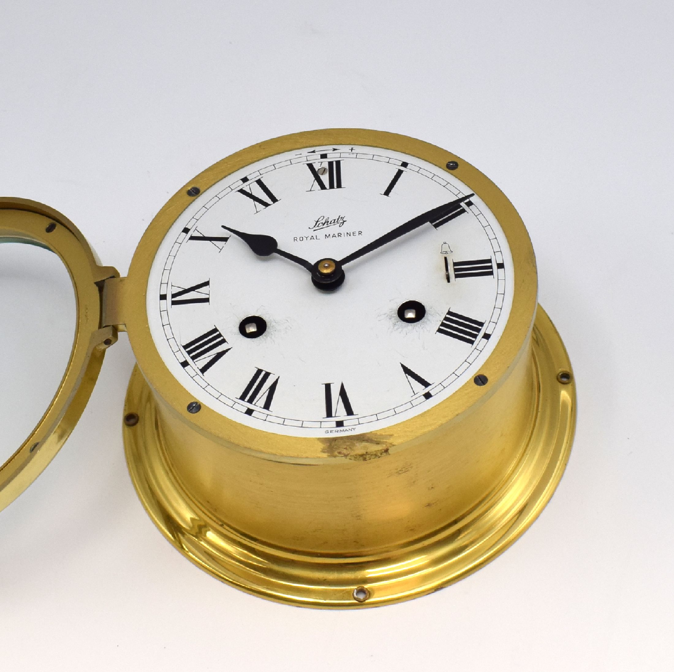 Detail b: SCHATZ Royal Mariner Glasenuhr, SCHATZ Barometer und BARIGO Hydrometer, Deutschland 2 Hälfte 20Jhd., alle in Messinggehäuse, 1) Schiffsuhr mit ...