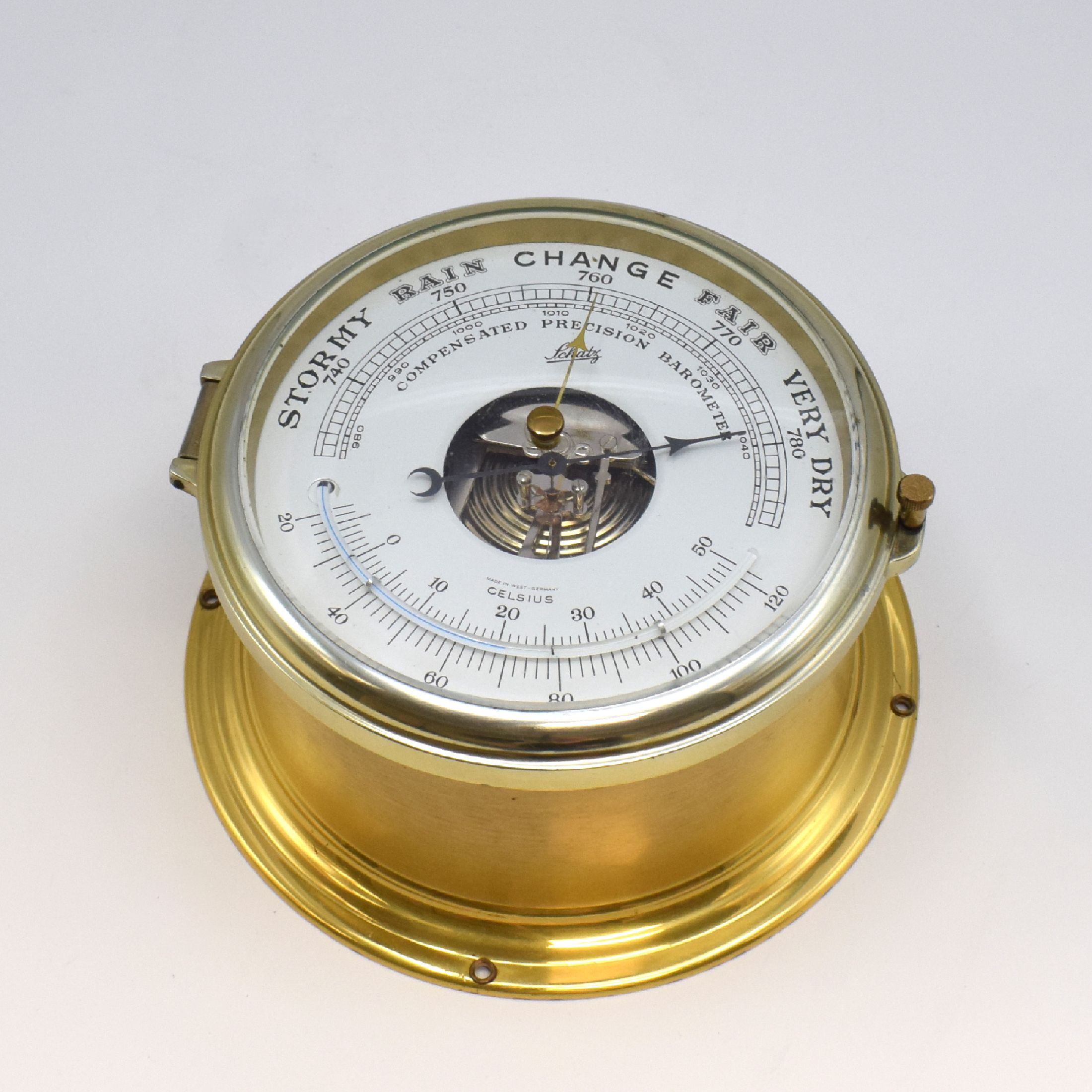Detail d: SCHATZ Royal Mariner Glasenuhr, SCHATZ Barometer und BARIGO Hydrometer, Deutschland 2 Hälfte 20Jhd., alle in Messinggehäuse, 1) Schiffsuhr mit ...