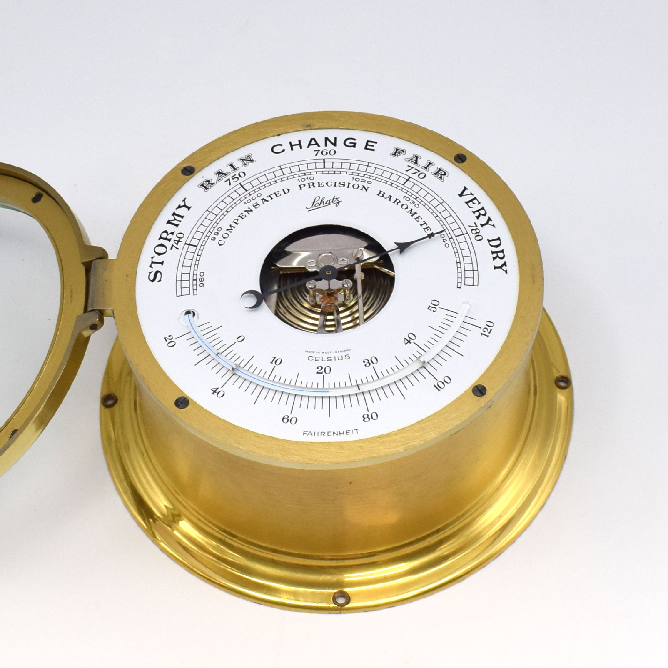 Detail e: SCHATZ Royal Mariner Glasenuhr, SCHATZ Barometer und BARIGO Hydrometer, Deutschland 2 Hälfte 20Jhd., alle in Messinggehäuse, 1) Schiffsuhr mit ...