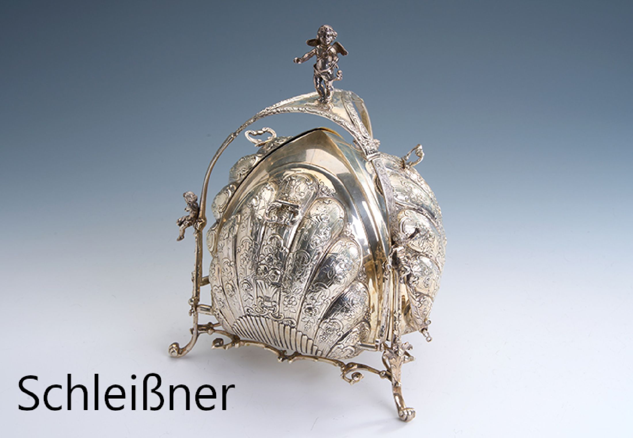 Detail a: Brötchenwärmer, 800er Silber, deutsch, Hanau um 1900, sog. Triple Bun Warmer, nach englischem Vorbild, reiches Dekor mit Rocaillen, Akanthusblatt, ...