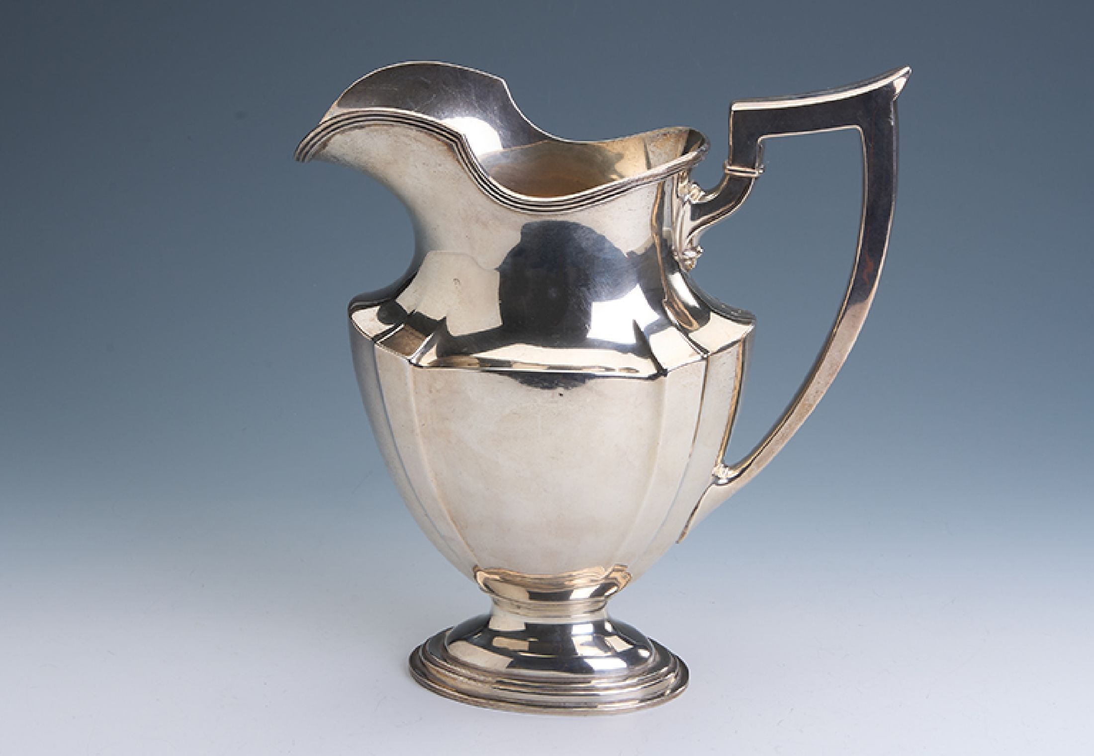 Wasserkrug, 925er Silber, Amerika, 1950er Jahre, bauchige Form mit angedeuteten Facetten, Bes.-Monogr., H. ca. 25 cm, ca. 775 g
