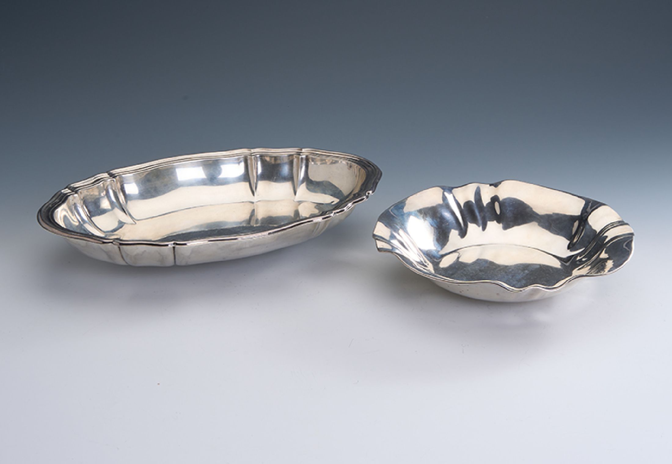 Konvolut 2 Anbietschalen, deutsch 800er Silber, 1950er Jahre, Barockstil, 1 x Hugo Böhm, D. ca. 21 cm; 1 x Lutz & Weiss, ca. 31 x21 cm, ca. 555 g