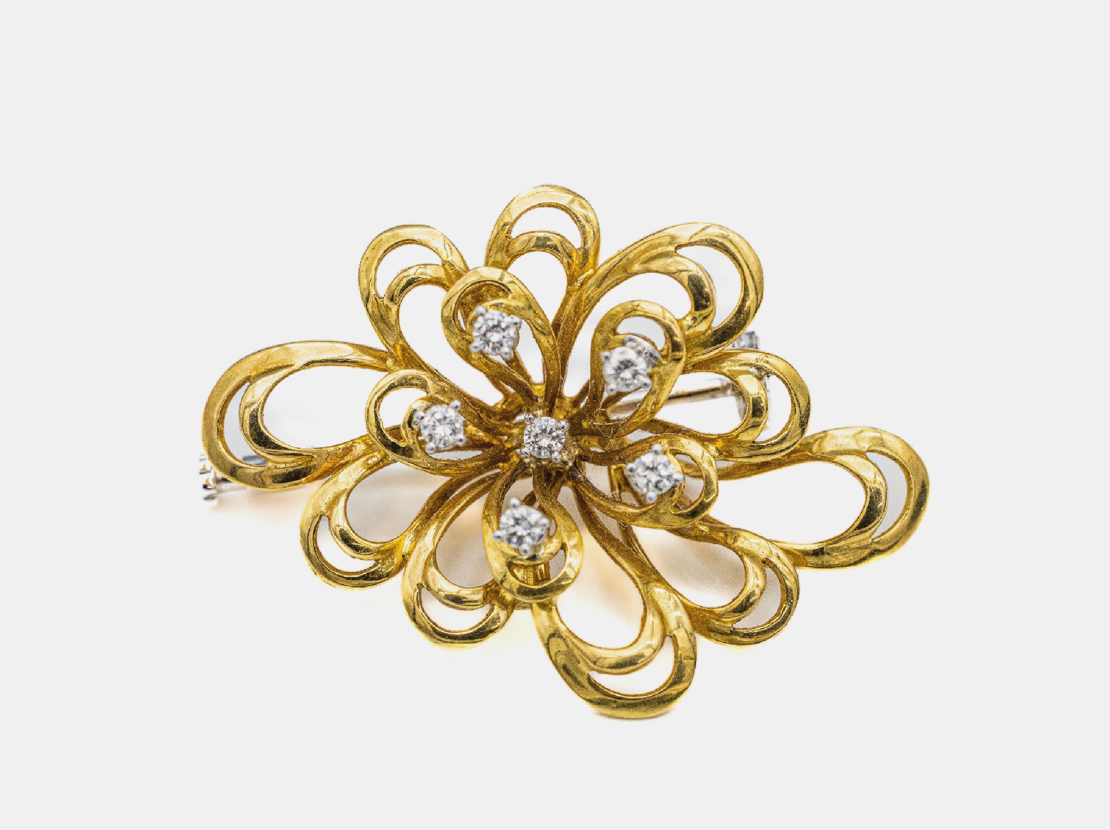 18 kt Gold Diamant-Blütenbrosche, GG 750/ 000, 6 Brillanten zus. ca. 0.24 ct feines Weiß/si, Nadelung WG, ca. 4 cm x 2.9 cm, totalca. 8.6 g