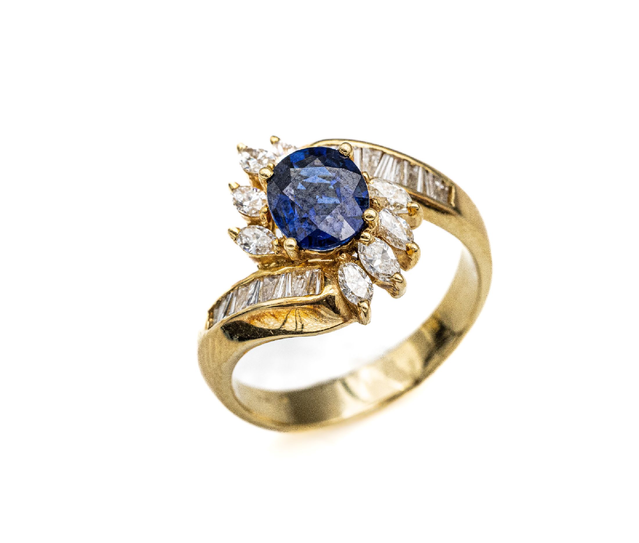18 kt Gold Saphir-Diamant-Ring, GG 750/000,geschwungene Ringschiene, mittig ovalfacett. Saphir ca. 2.20 ct, umgeben von Diamant- Navettes und ...