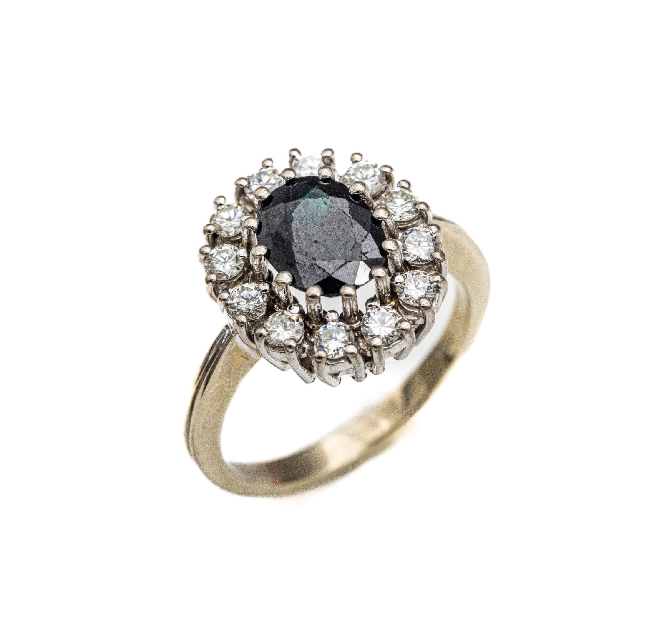 14 kt Gold Saphir-Brillant-Ring, WG 585/000, blütenförmiger Aufbau, mittig mit ovalfacett. Saphir (Tragespuren) ca. 2.30 ct, umgeben von 12 ...