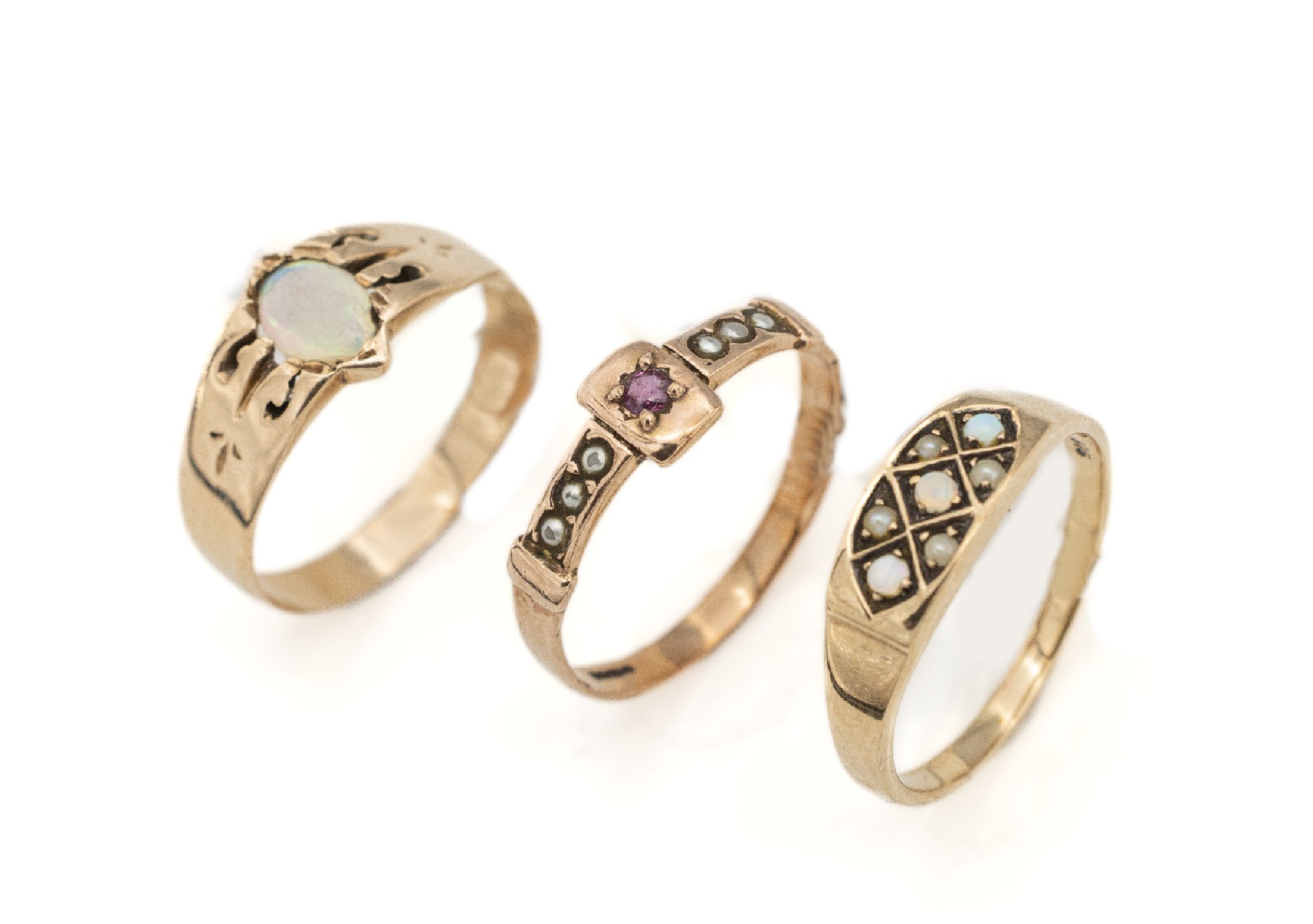 Konvolut 3 Ringe, England, um 1900, GG 585/000 und 2x GG 375/000, Opal-, Perl- und Rubinbesatz, RW 56/57, ca. 5.9 g, zierlich