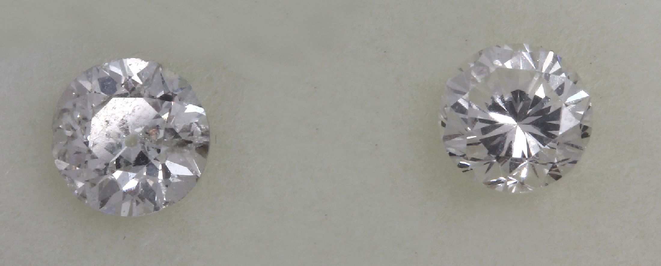 Detail a: 2 lose Diamanten zus. ca. 0.80 ct, (jew. ca. 0.40 ct), 1 x Altschliff-Diamant l.get.Weiß/p 1, 1 x Brillant l.get.Weiß/si