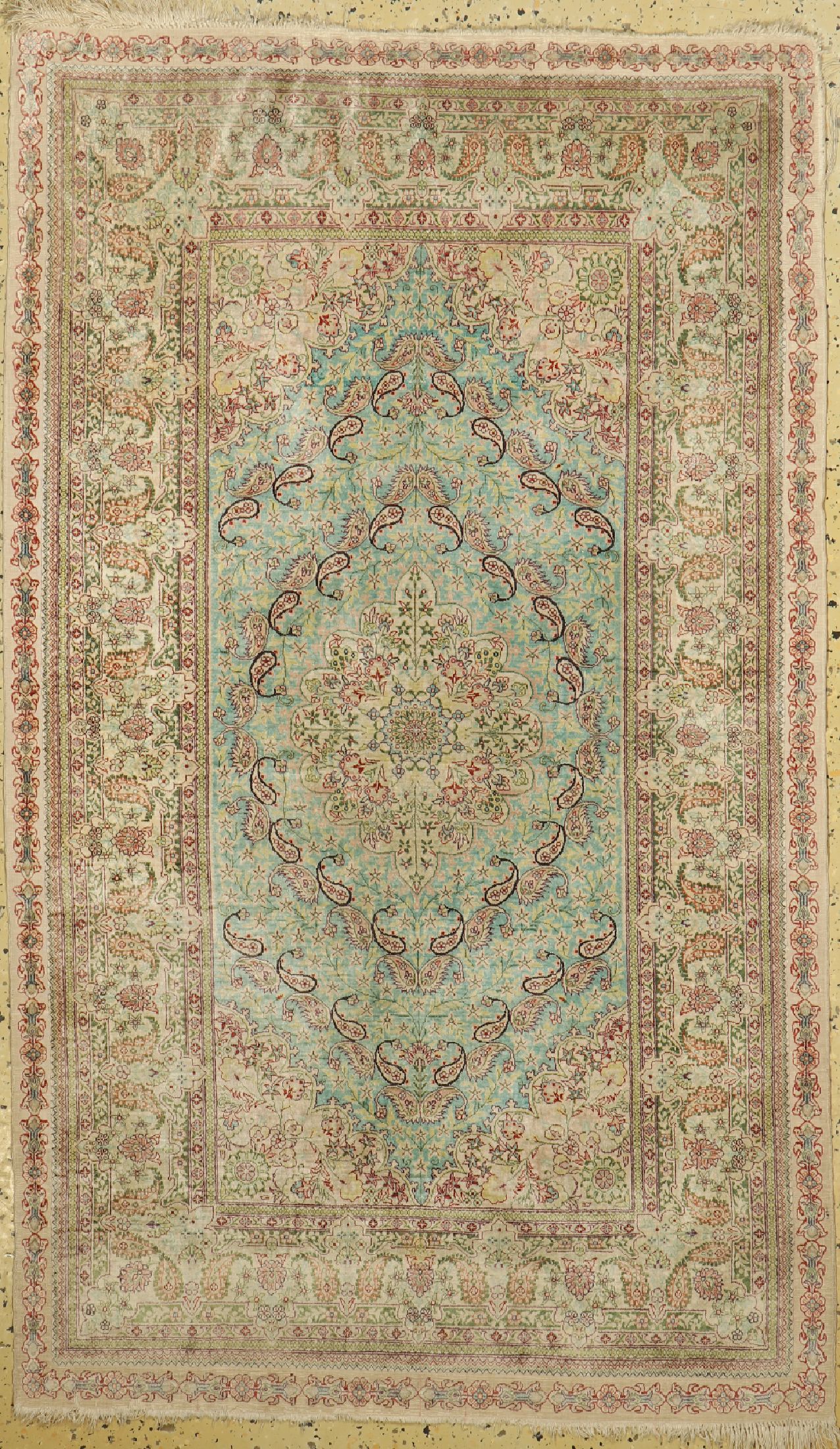 Hereke Seide, China, ca. 50 Jahre, reine Naturseide, ca. 155 x 93 cm, EHZ: 2, stellenweise verblasst