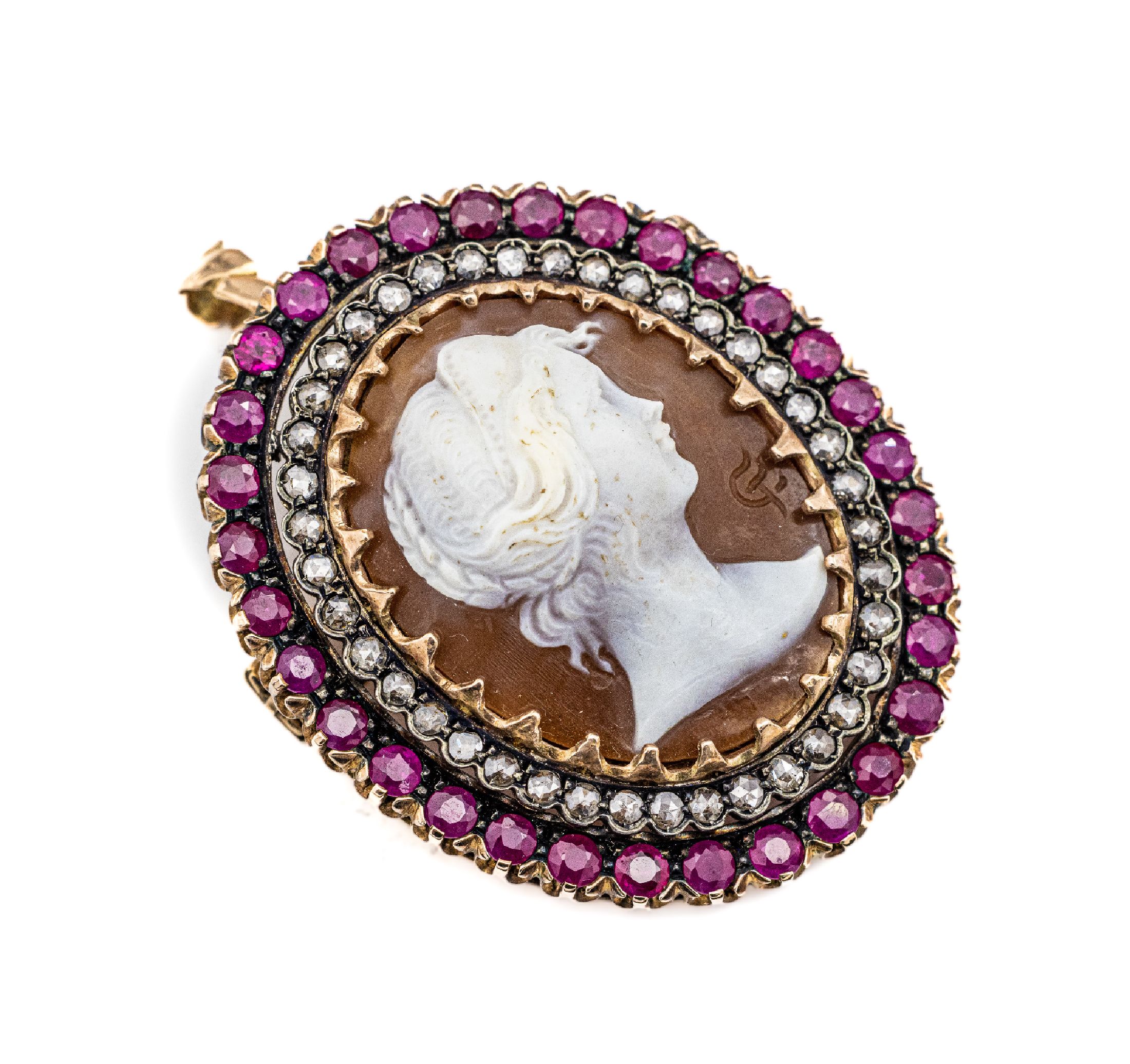 14 kt Gold Muschelkamee-Brosche, RG 585/000gepr., um 1880/90, Muschelkamee mit Frauenportrait, 32 rundfacett. Rubine zus. ca. 6.0 ct, 40 ...