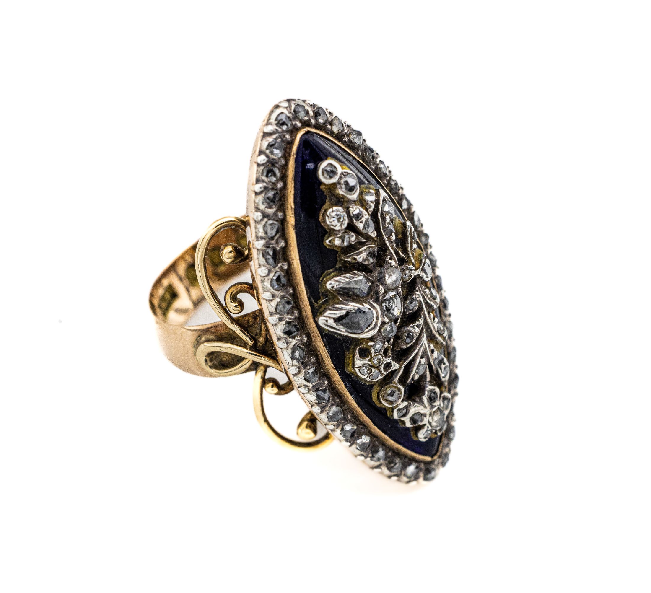 14 kt Gold Diamant-Schiffchenring mit Email, RG 585/000, um 1900, dunkelblau emaill., aufgelegter Blütenzweig mit Diamantrosen, Rahmung mit ...