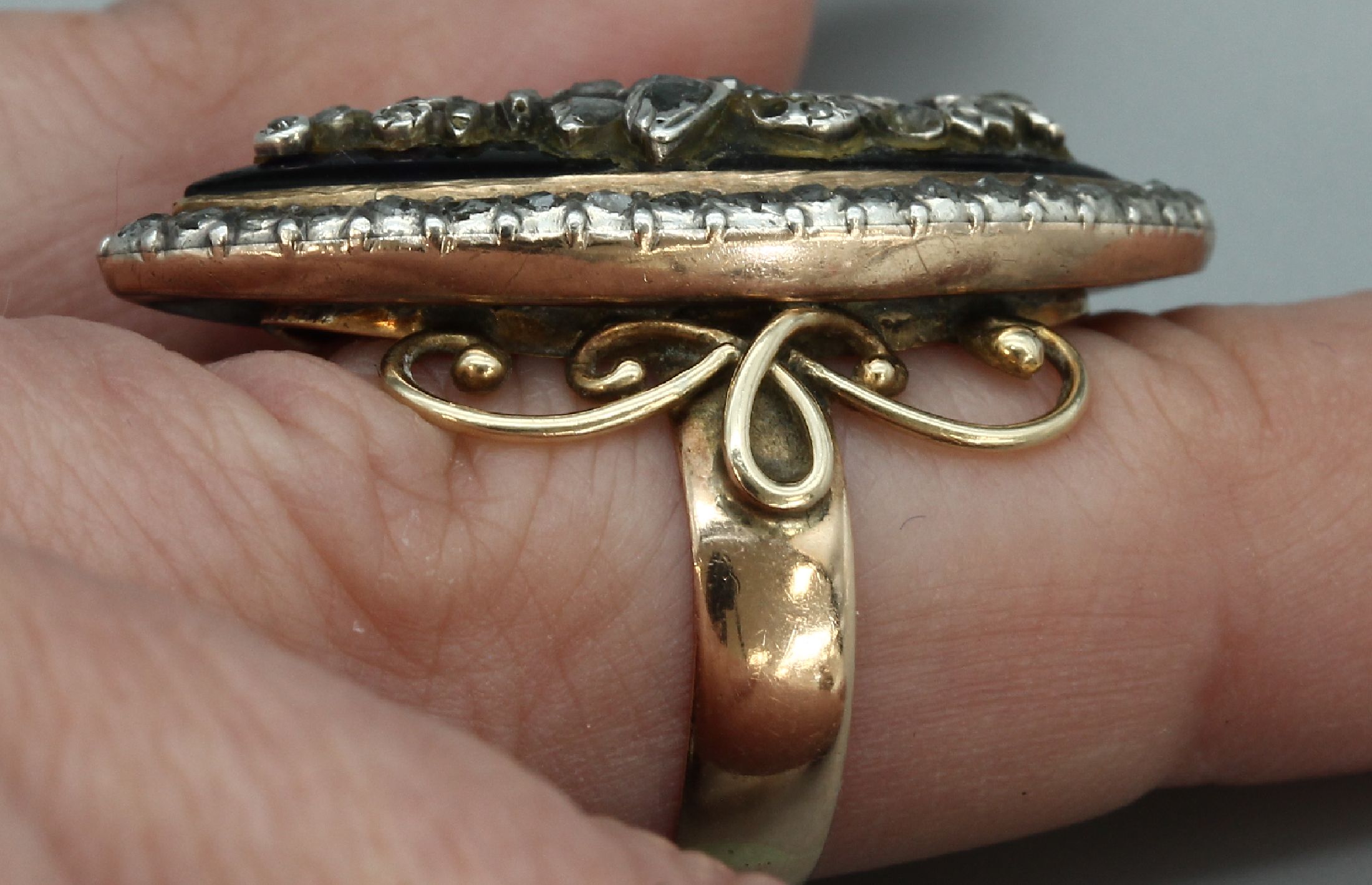 Detail a: 14 kt Gold Diamant-Schiffchenring mit Email, RG 585/000, um 1900, dunkelblau emaill., aufgelegter Blütenzweig mit Diamantrosen, Rahmung mit ...