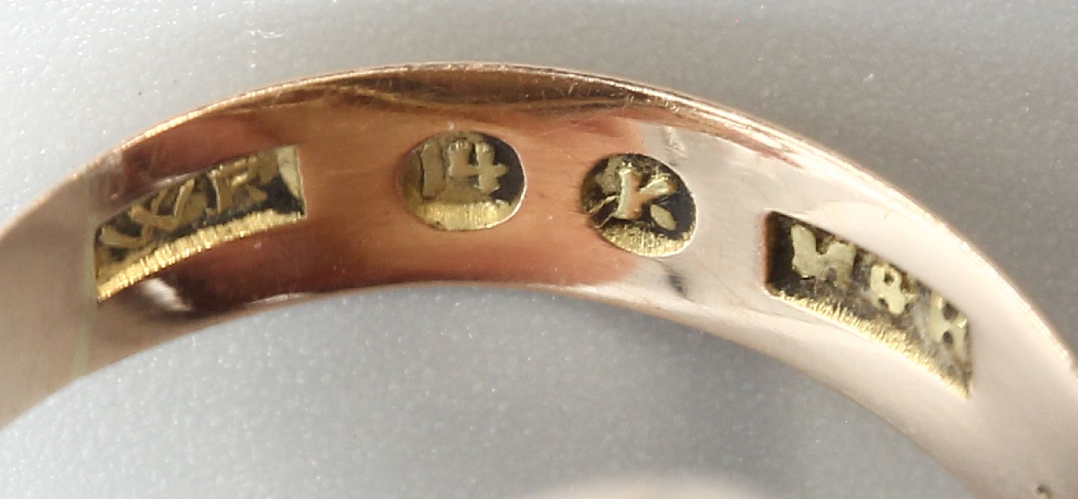 Detail b: 14 kt Gold Diamant-Schiffchenring mit Email, RG 585/000, um 1900, dunkelblau emaill., aufgelegter Blütenzweig mit Diamantrosen, Rahmung mit ...