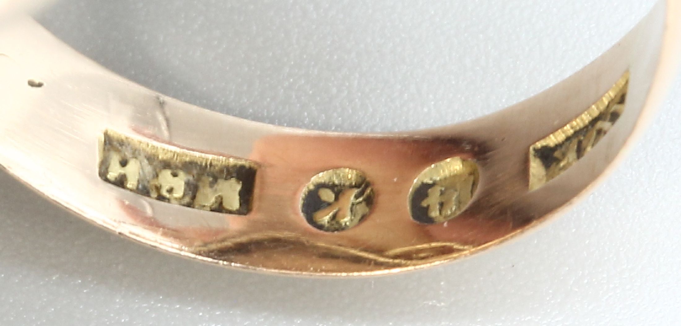 Detail c: 14 kt Gold Diamant-Schiffchenring mit Email, RG 585/000, um 1900, dunkelblau emaill., aufgelegter Blütenzweig mit Diamantrosen, Rahmung mit ...
