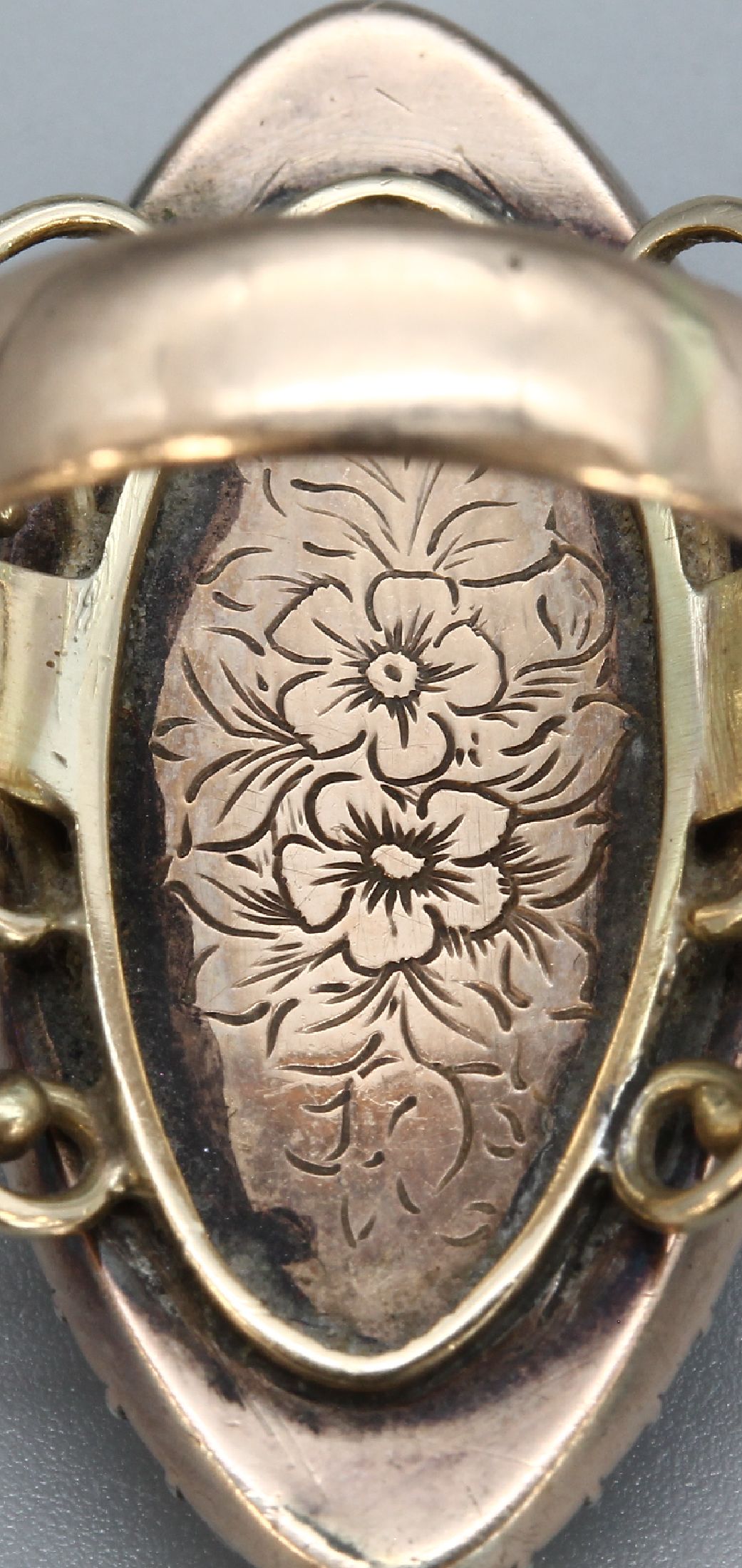 Detail d: 14 kt Gold Diamant-Schiffchenring mit Email, RG 585/000, um 1900, dunkelblau emaill., aufgelegter Blütenzweig mit Diamantrosen, Rahmung mit ...