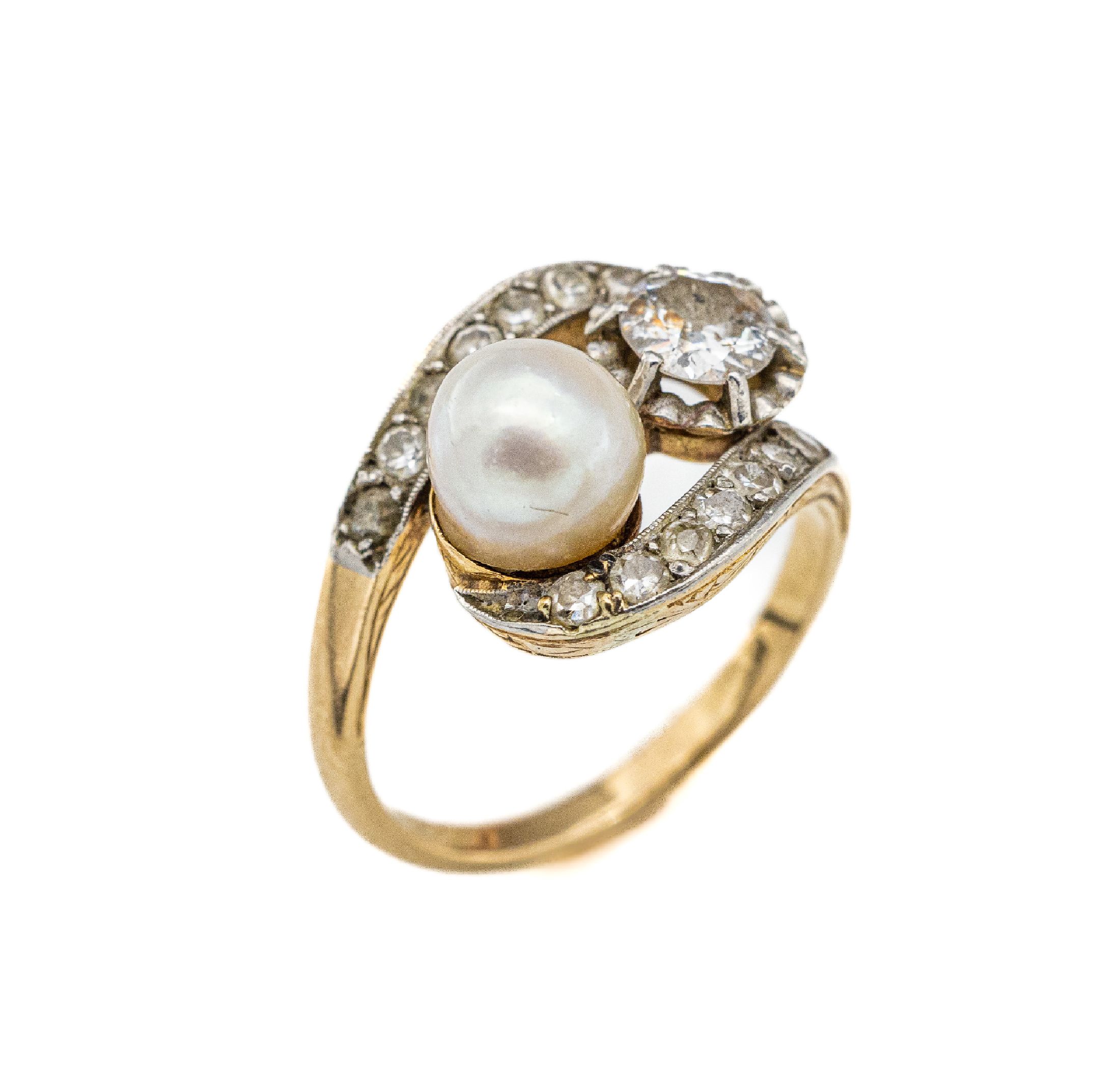 18 kt Gold Perl-Diamant-Ring, GG 750/000 und Silber, um 1920, barocke Zuchtperle, Altschliff-Diamant und 14 Diamant-Rosen zus. ca. 1.0 ct ...