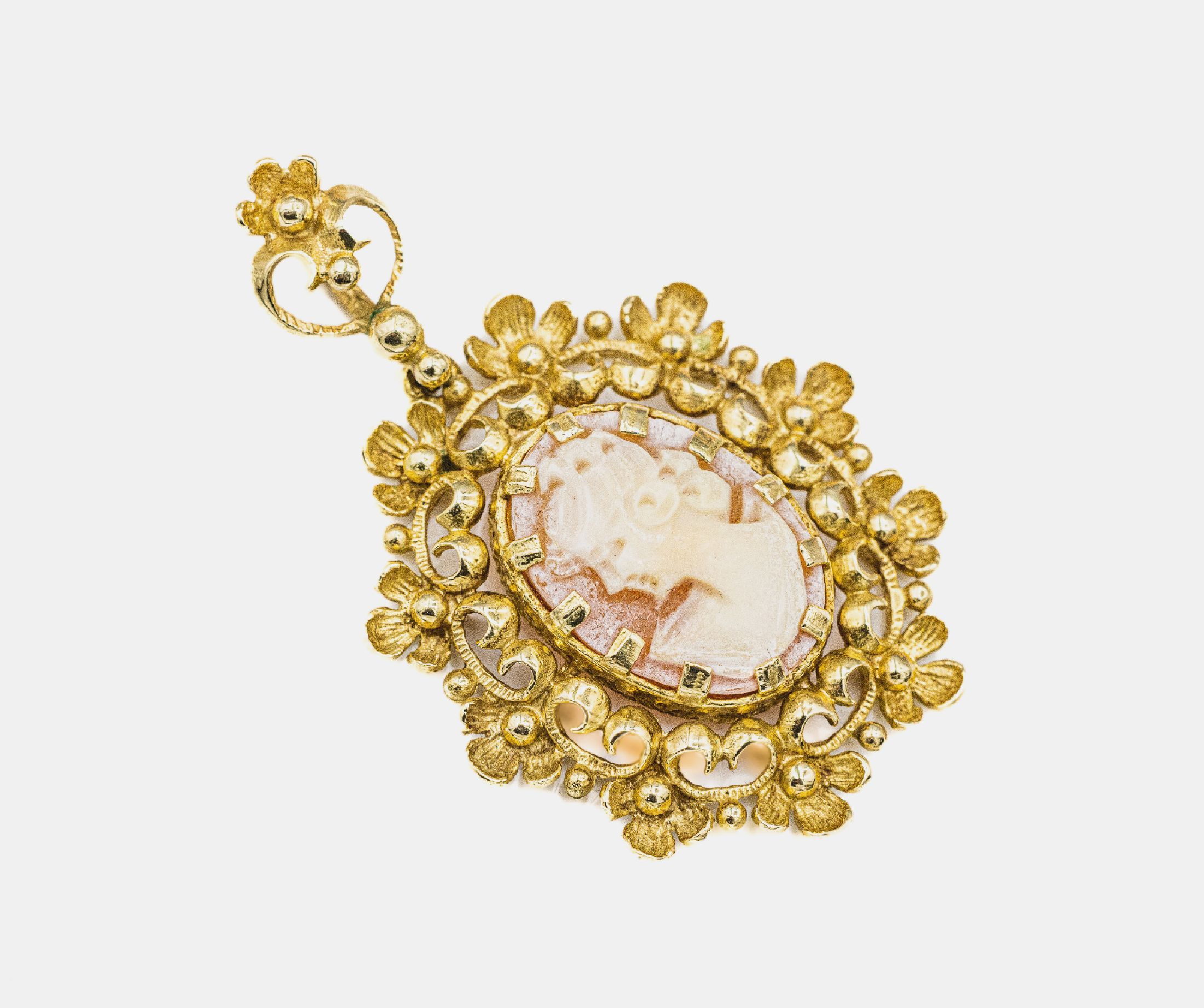 14 kt Gold Brosche mit Muschelkamee, GG 585/000, aufwändige Fassung mit Blüten und Granalien, ca. 8.5 g, L. ca. 4.5 cm