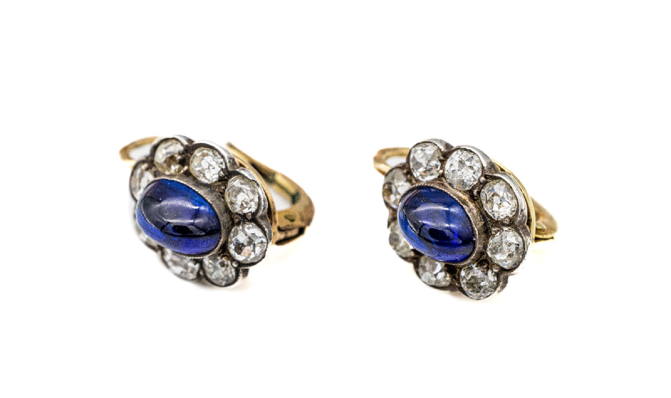 Paar 18 kt Gold Saphir-Diamant-Ohrgehänge, GG 750/000, um 1900, mittig je ein Saphircabochon zus. ca. 2.20 ct, umgeben von 16 in Silber gefassten ...