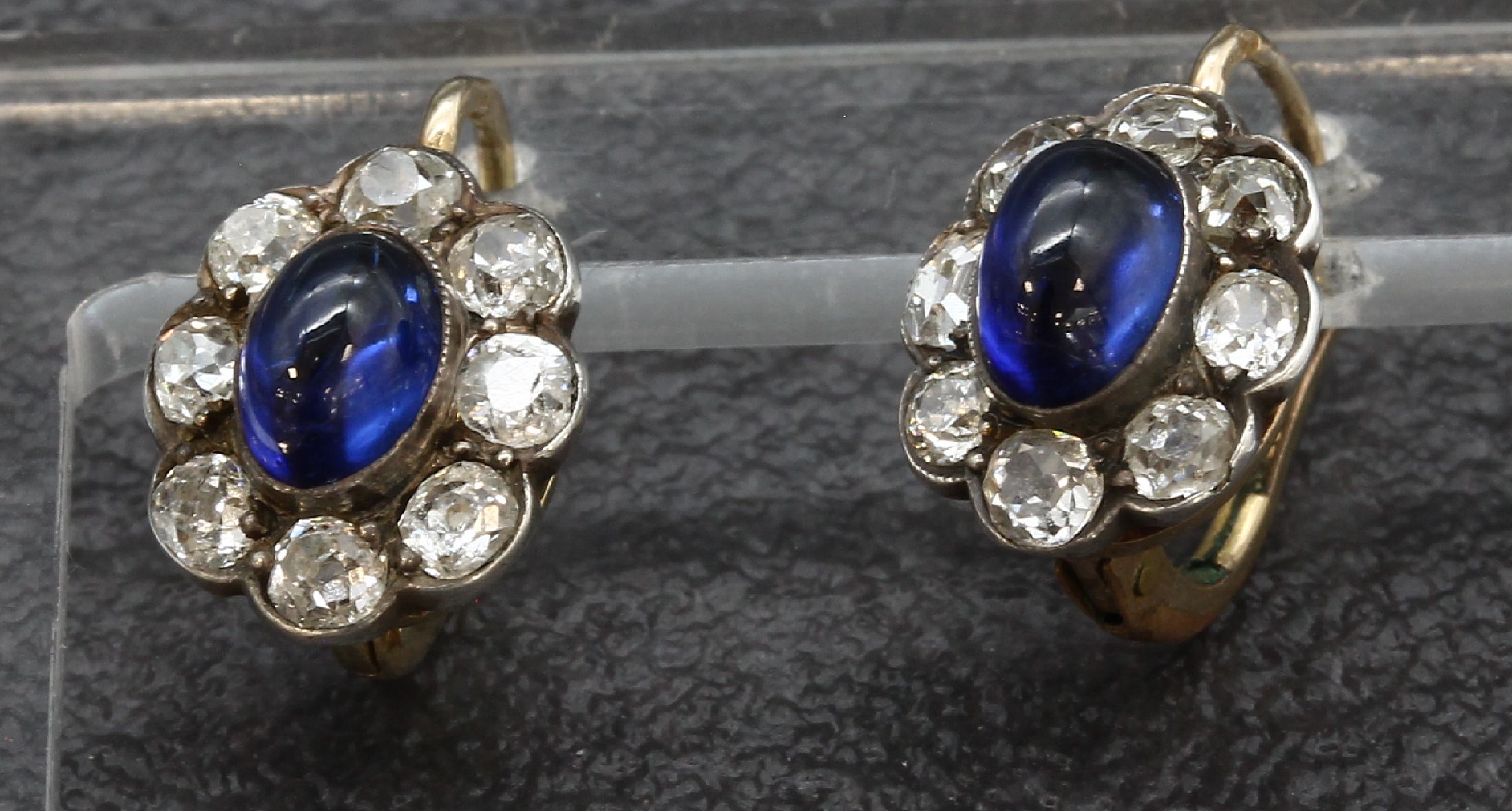 Detail a: Paar 18 kt Gold Saphir-Diamant-Ohrgehänge, GG 750/000, um 1900, mittig je ein Saphircabochon zus. ca. 2.20 ct, umgeben von 16 in Silber gefassten ...
