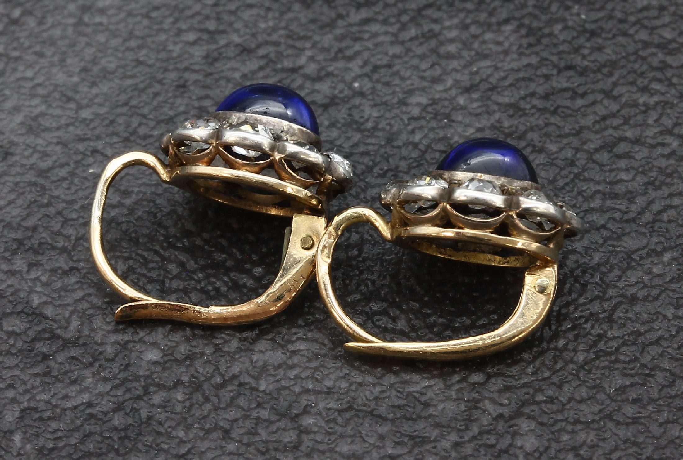 Detail b: Paar 18 kt Gold Saphir-Diamant-Ohrgehänge, GG 750/000, um 1900, mittig je ein Saphircabochon zus. ca. 2.20 ct, umgeben von 16 in Silber gefassten ...