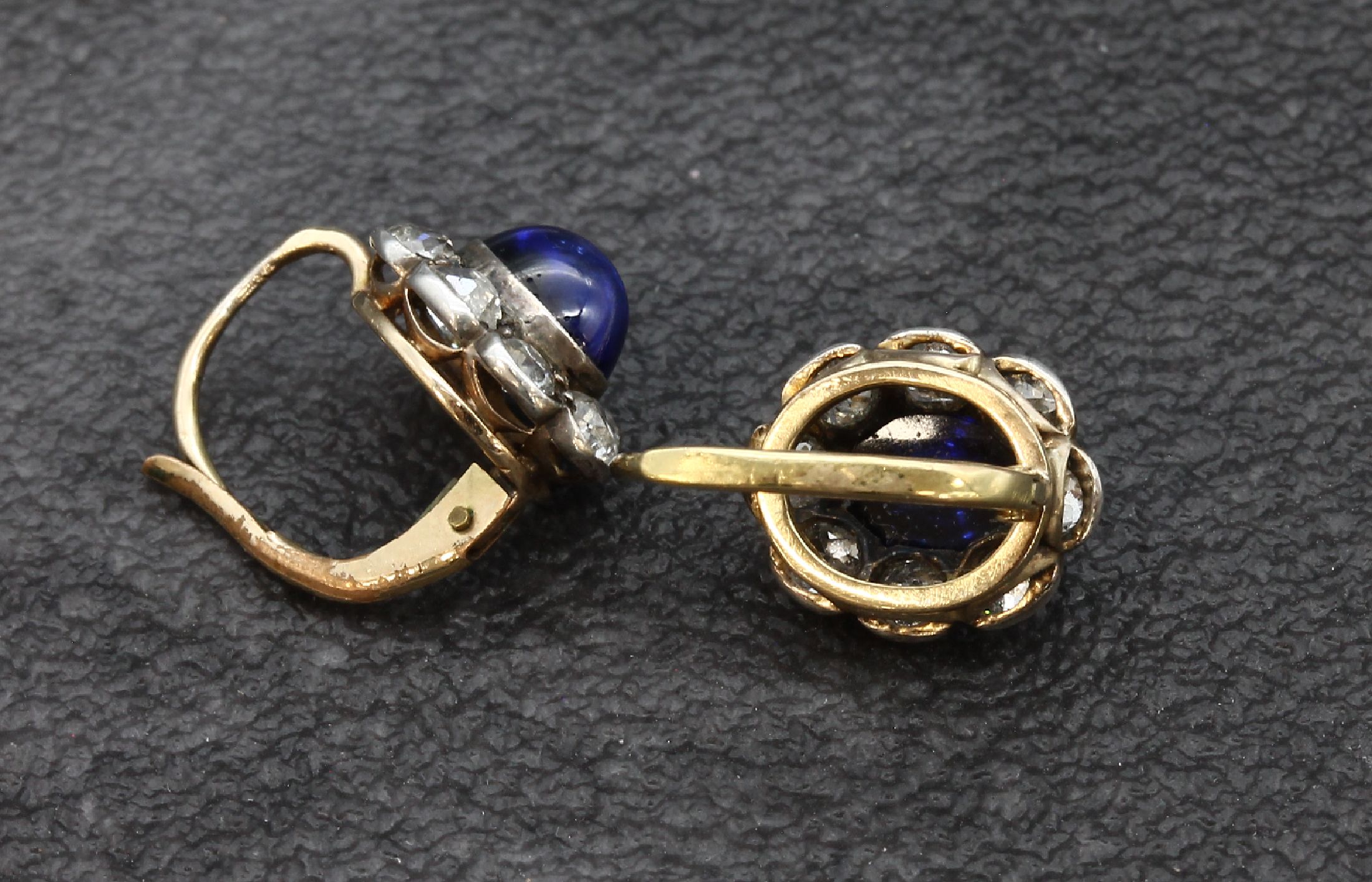 Detail c: Paar 18 kt Gold Saphir-Diamant-Ohrgehänge, GG 750/000, um 1900, mittig je ein Saphircabochon zus. ca. 2.20 ct, umgeben von 16 in Silber gefassten ...