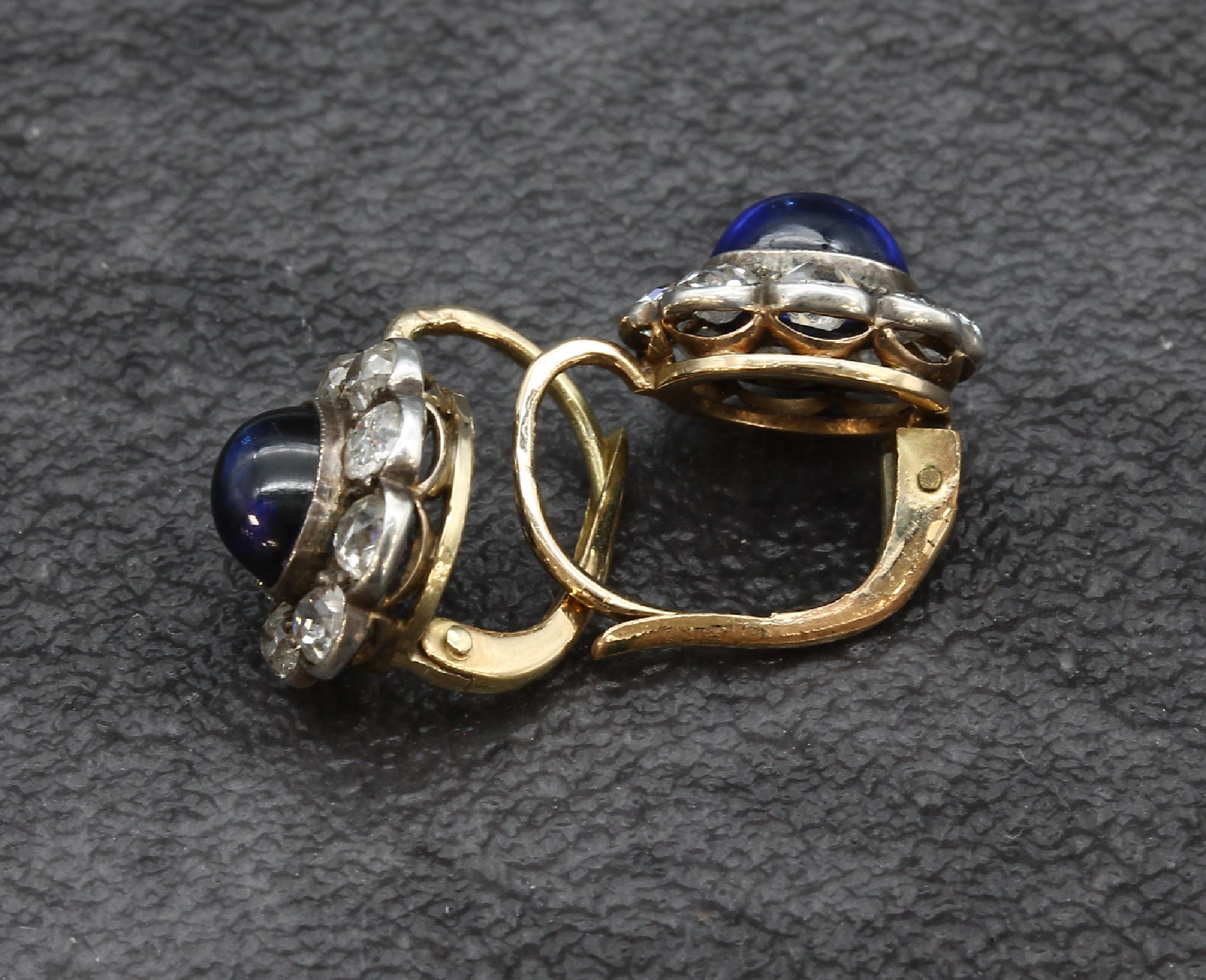 Detail d: Paar 18 kt Gold Saphir-Diamant-Ohrgehänge, GG 750/000, um 1900, mittig je ein Saphircabochon zus. ca. 2.20 ct, umgeben von 16 in Silber gefassten ...