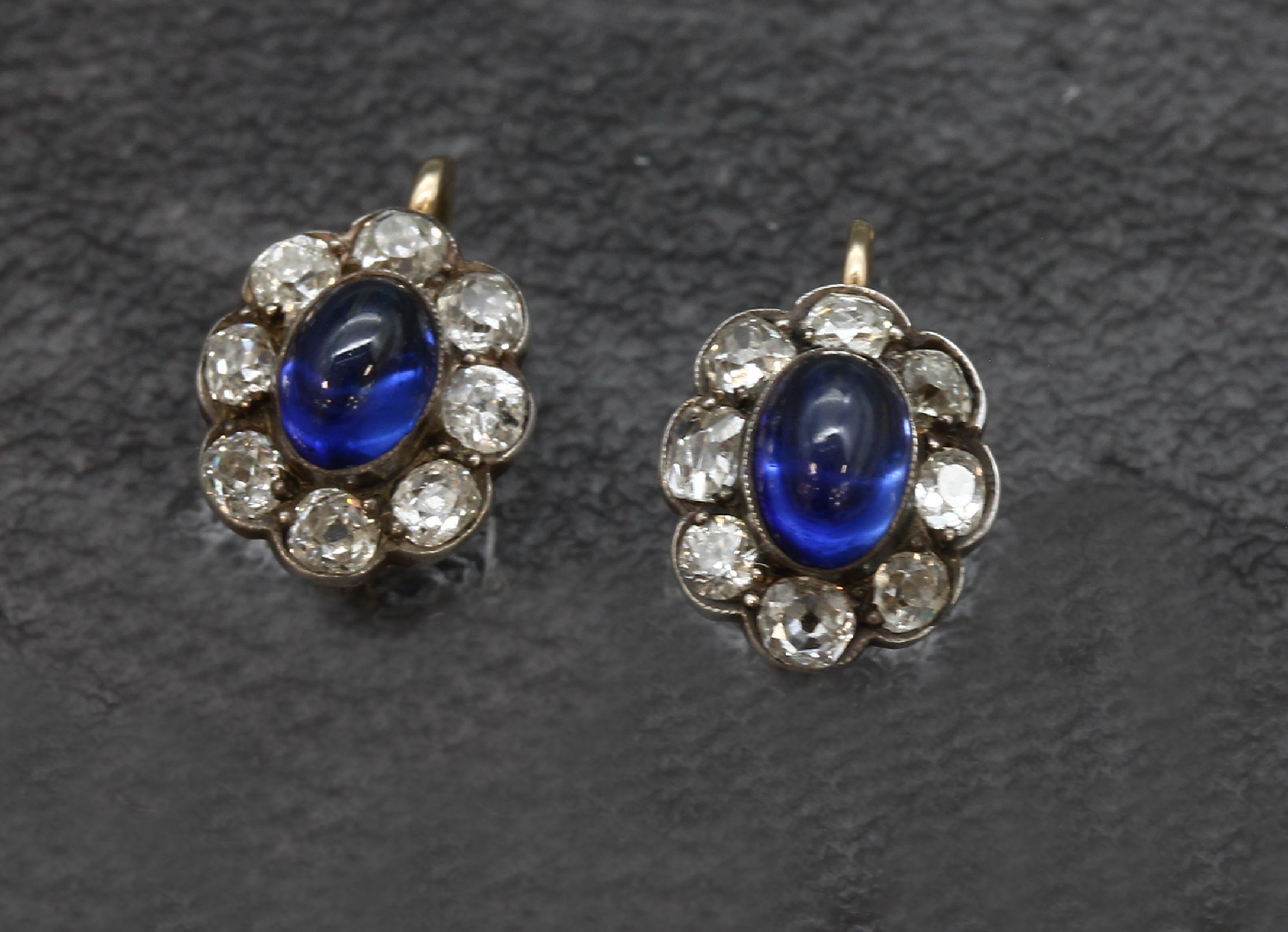 Detail e: Paar 18 kt Gold Saphir-Diamant-Ohrgehänge, GG 750/000, um 1900, mittig je ein Saphircabochon zus. ca. 2.20 ct, umgeben von 16 in Silber gefassten ...