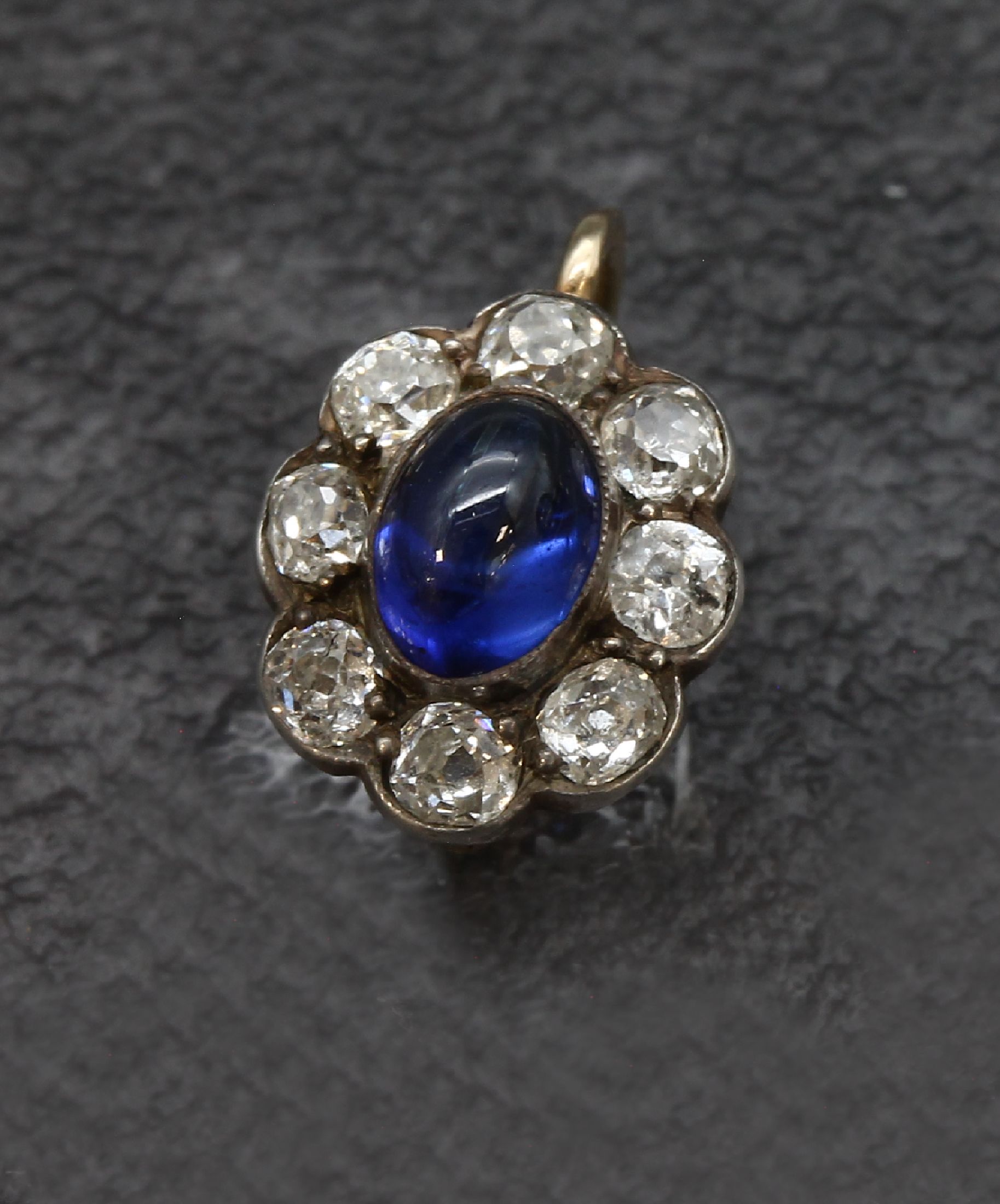 Detail f: Paar 18 kt Gold Saphir-Diamant-Ohrgehänge, GG 750/000, um 1900, mittig je ein Saphircabochon zus. ca. 2.20 ct, umgeben von 16 in Silber gefassten ...