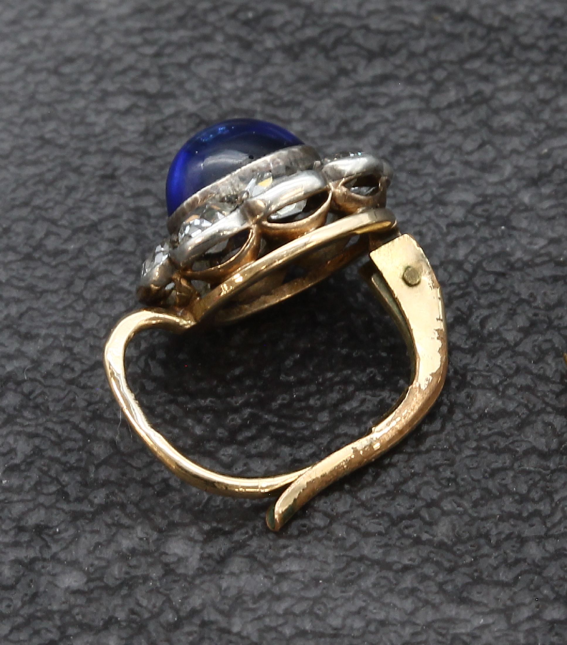 Detail g: Paar 18 kt Gold Saphir-Diamant-Ohrgehänge, GG 750/000, um 1900, mittig je ein Saphircabochon zus. ca. 2.20 ct, umgeben von 16 in Silber gefassten ...