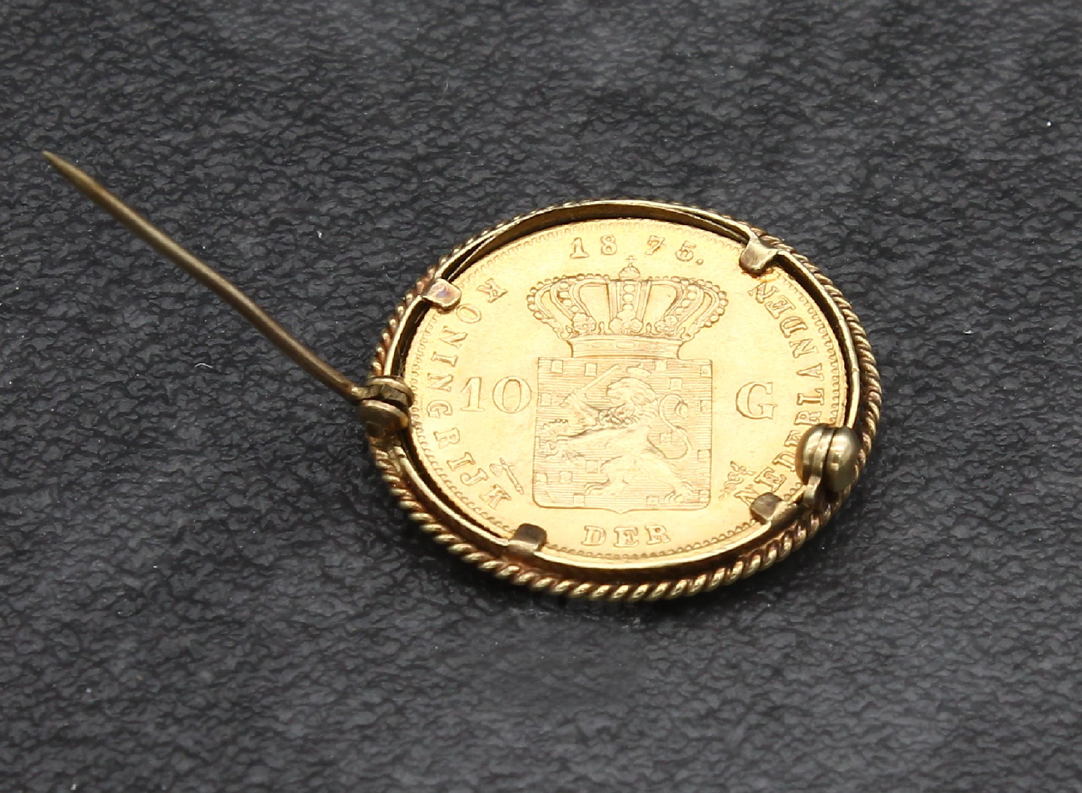 Detail a: Goldmünzanhänger/Brosche 10 Gulden, Niederlande 1875, Koning Willem De Derde, God zij met ons, Koningrijk de Nederlanden, lose gefasst, ca. 9.3 g
