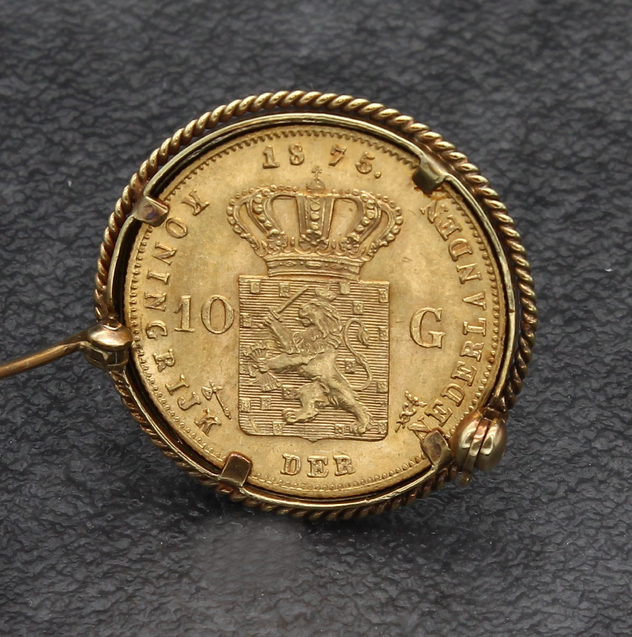 Detail b: Goldmünzanhänger/Brosche 10 Gulden, Niederlande 1875, Koning Willem De Derde, God zij met ons, Koningrijk de Nederlanden, lose gefasst, ca. 9.3 g