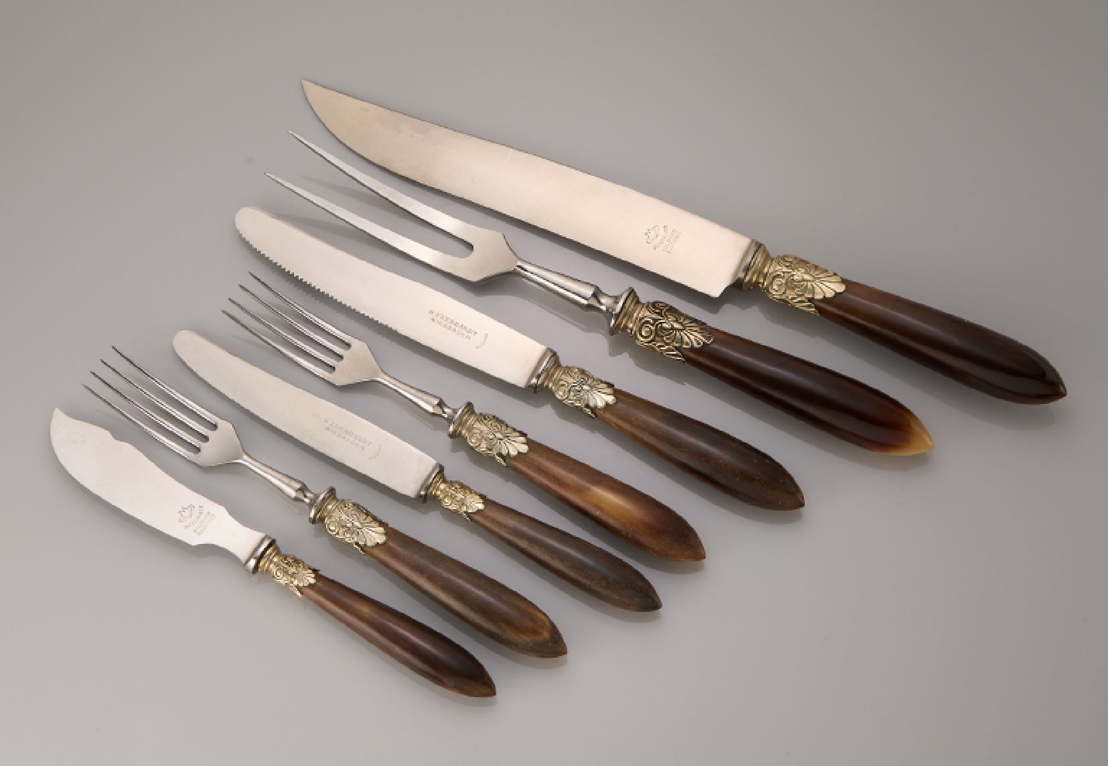 Besteck für 12 Personen, deutsch 1930/40er Jahre, Griffe Horn, Gebr.-Teile Metall, Manschetten Metall versilbert, Reste alter Vergoldung, best. ...