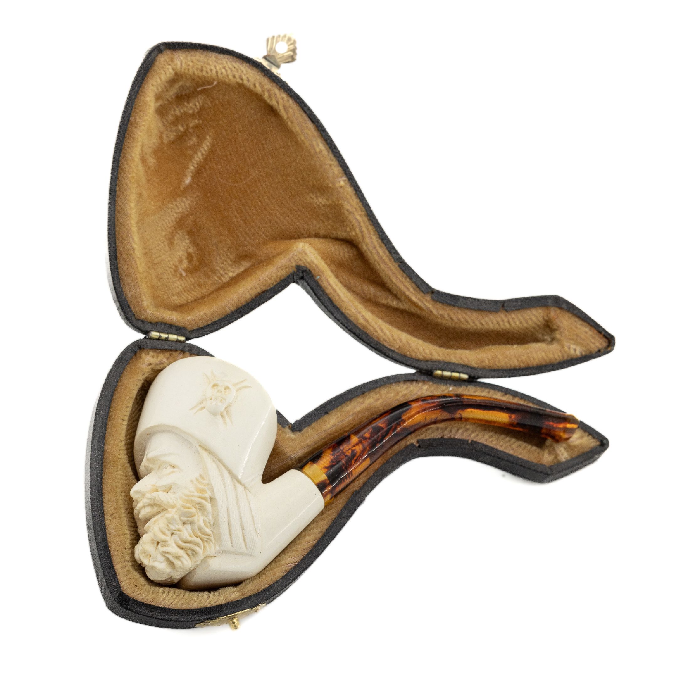 Detail a: Meerschaumpfeife, wohl deutsch, geschnitzter Pfeifenkopf: Bärtiger mit Kopfbedeckung mit aufgel. Totenkopf, Mundstück bernsteinfarbener ...