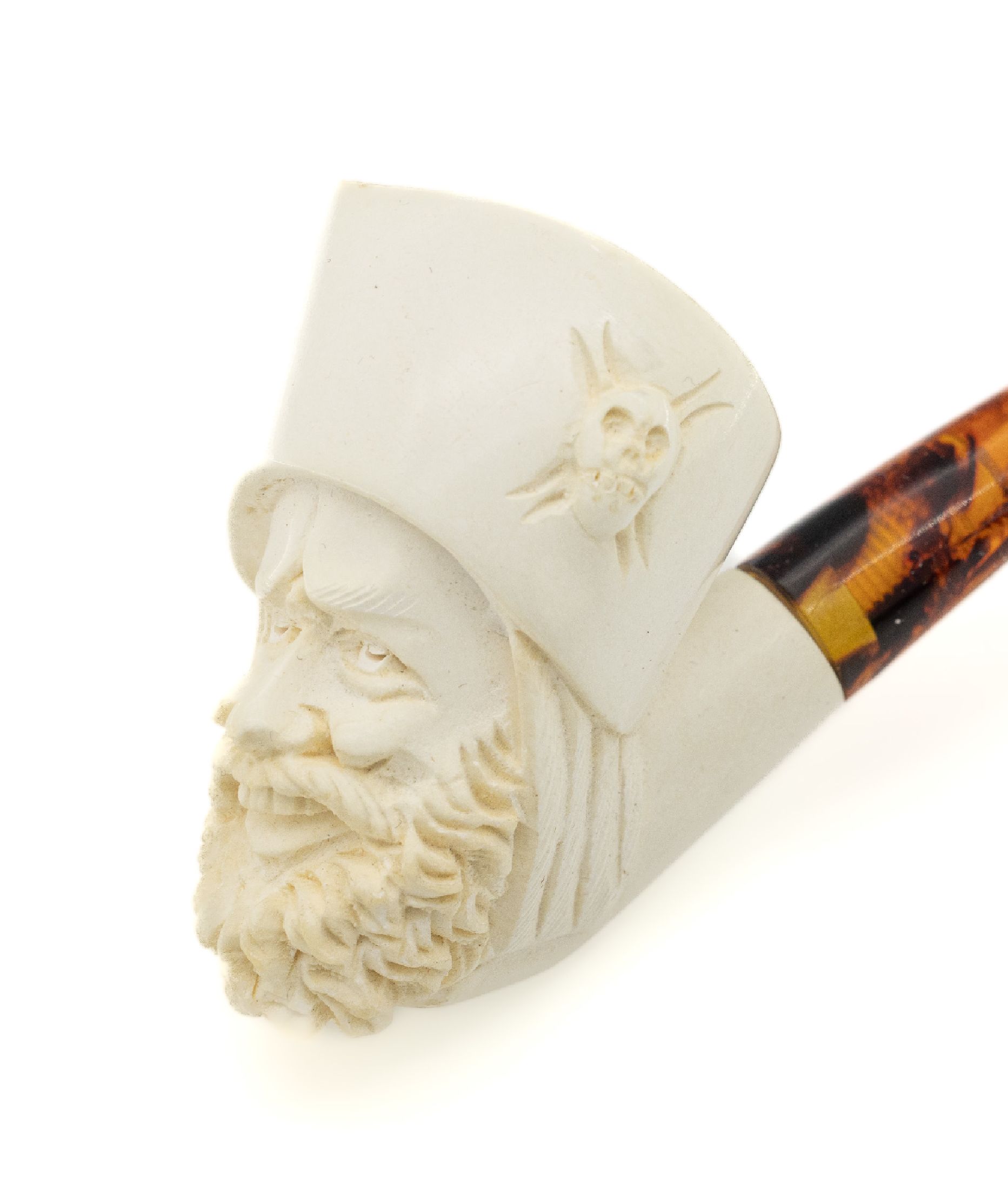 Detail b: Meerschaumpfeife, wohl deutsch, geschnitzter Pfeifenkopf: Bärtiger mit Kopfbedeckung mit aufgel. Totenkopf, Mundstück bernsteinfarbener ...