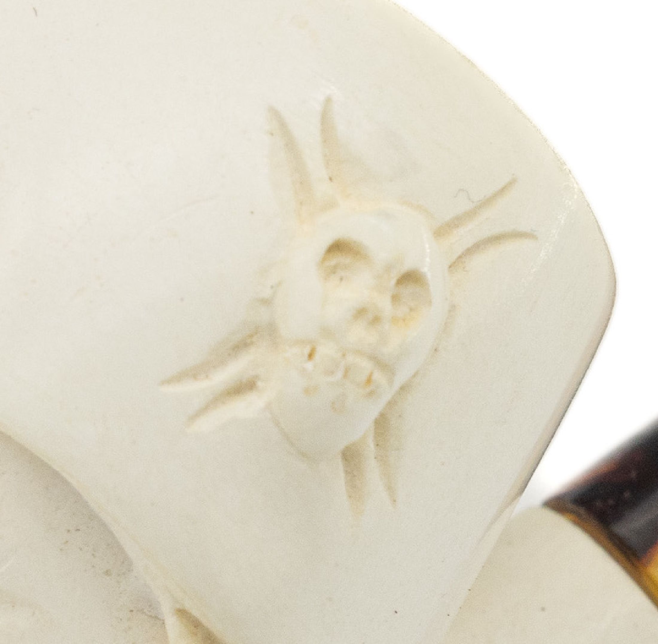 Detail c: Meerschaumpfeife, wohl deutsch, geschnitzter Pfeifenkopf: Bärtiger mit Kopfbedeckung mit aufgel. Totenkopf, Mundstück bernsteinfarbener ...