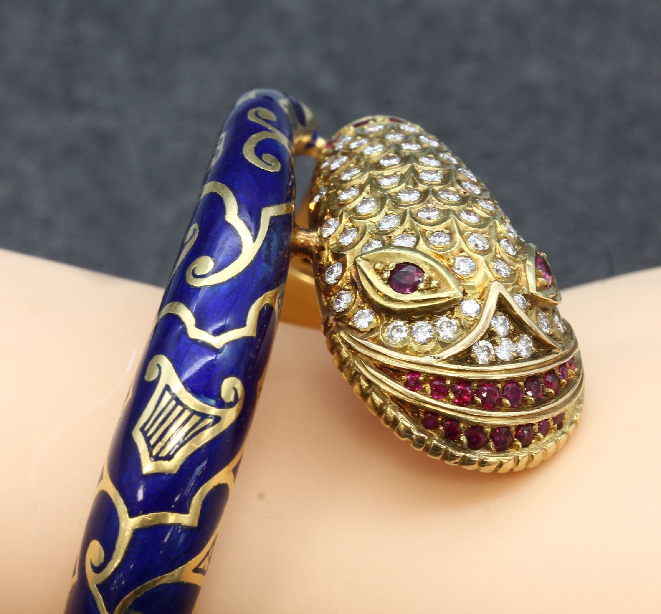 Detail a: 18 kt Gold Schlangenarmreif mit Email und Diamanten, GG 750/000, nach dem Vorbild von1860, hochwertige, schwere Verarbeitung, blaues Email in ...