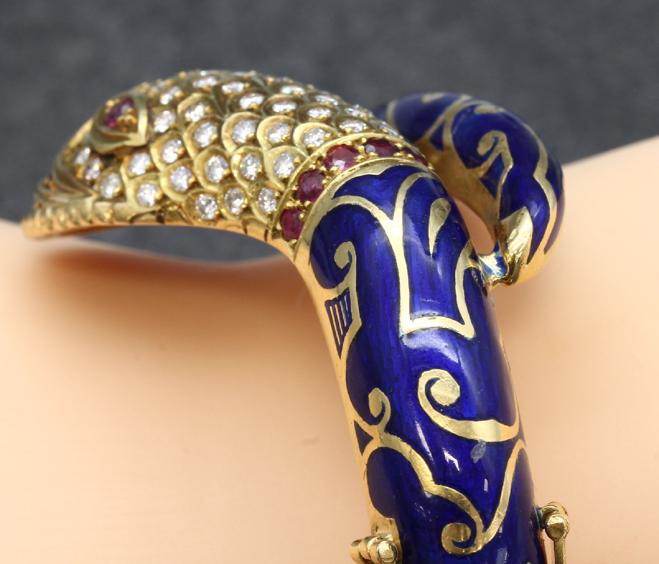 Detail c: 18 kt Gold Schlangenarmreif mit Email und Diamanten, GG 750/000, nach dem Vorbild von1860, hochwertige, schwere Verarbeitung, blaues Email in ...