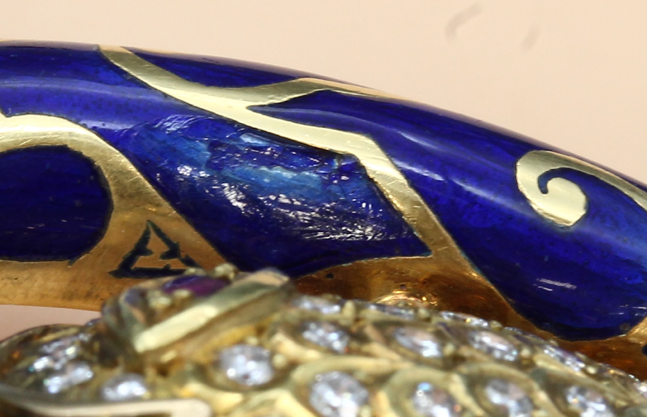 Detail d: 18 kt Gold Schlangenarmreif mit Email und Diamanten, GG 750/000, nach dem Vorbild von1860, hochwertige, schwere Verarbeitung, blaues Email in ...