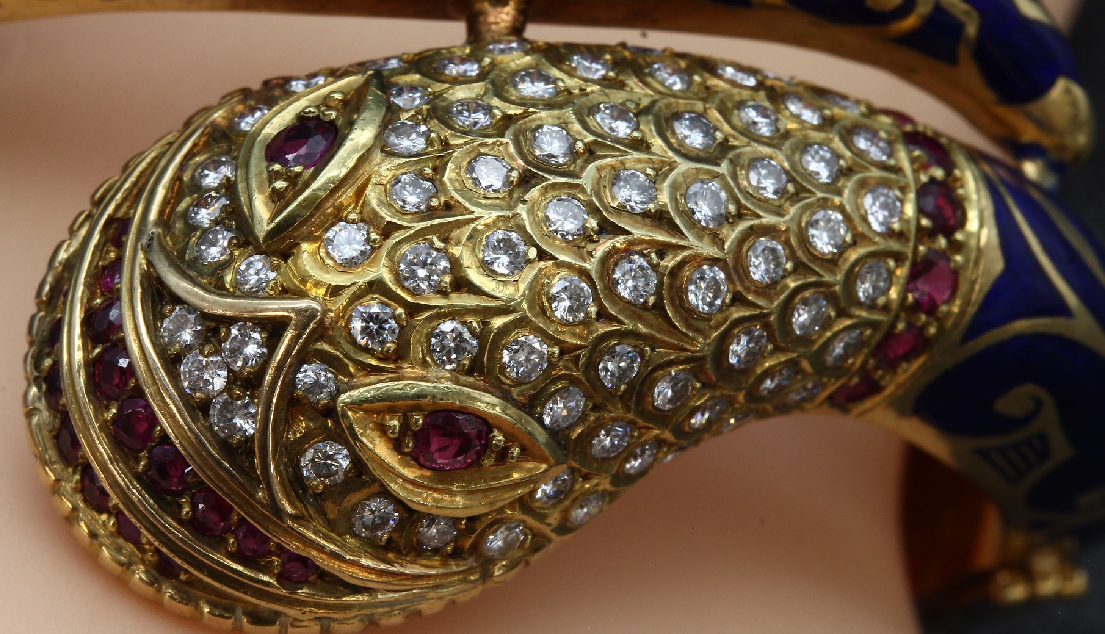 Detail e: 18 kt Gold Schlangenarmreif mit Email und Diamanten, GG 750/000, nach dem Vorbild von1860, hochwertige, schwere Verarbeitung, blaues Email in ...