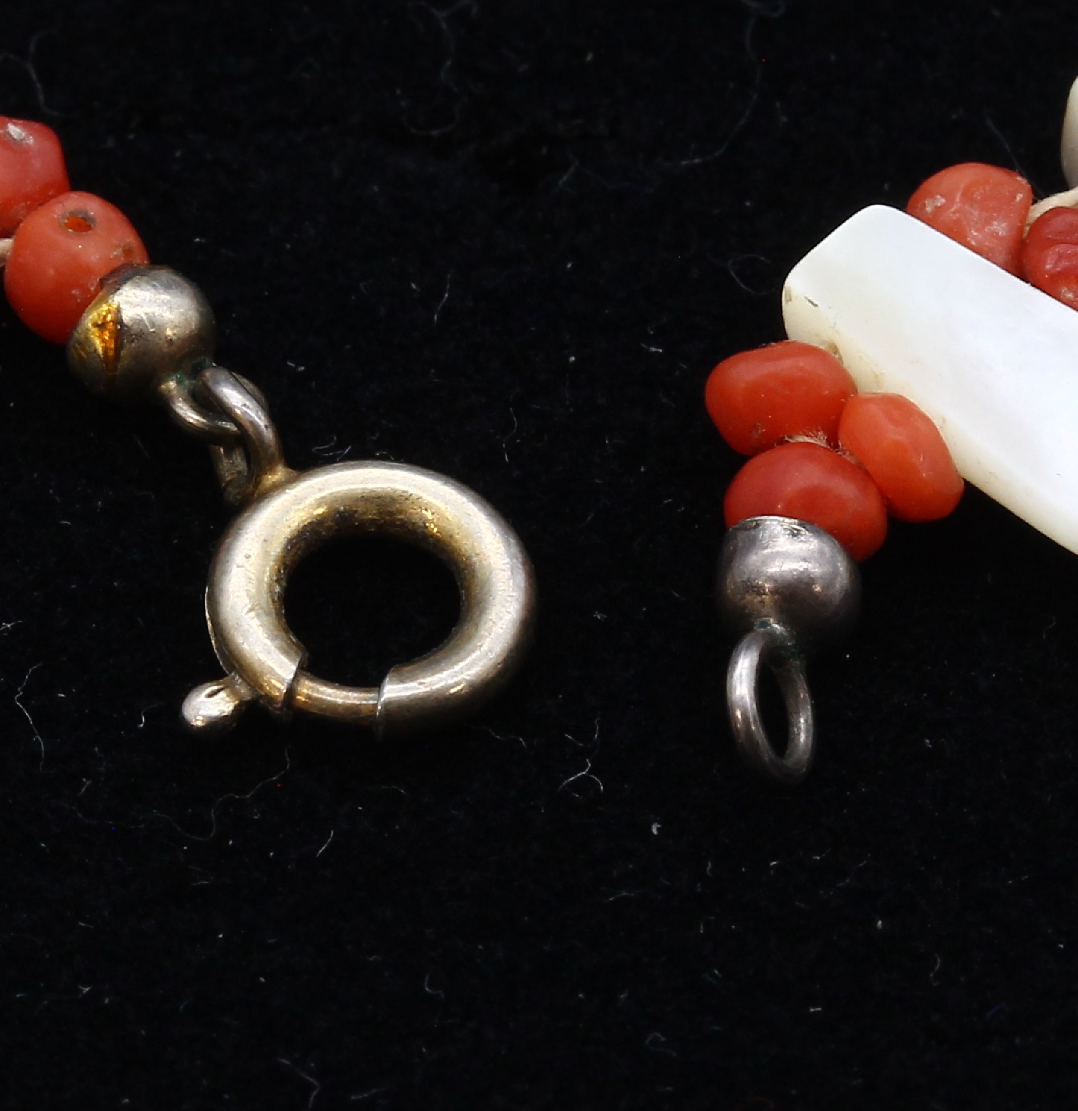 Detail a: Art-Deco-Schmuckset, deutsch um 1925/30, Collier mit kleinen Korallen und Perlmutt- zungen, dazu Paar Ohrschrauben Kugelform mit Korallengeflecht, ...