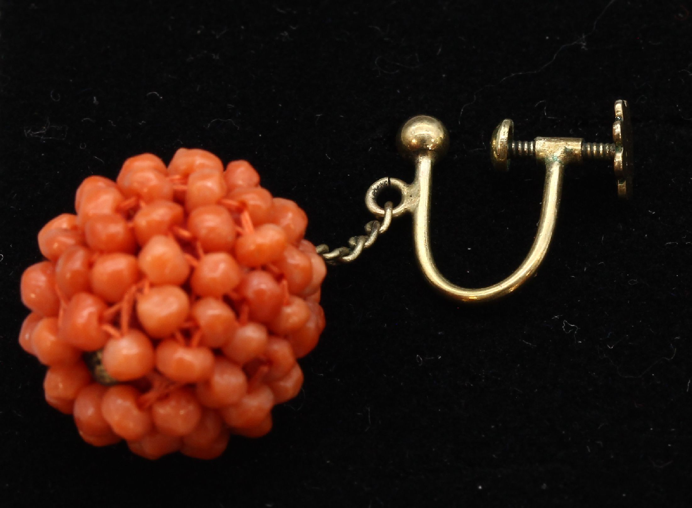 Detail b: Art-Deco-Schmuckset, deutsch um 1925/30, Collier mit kleinen Korallen und Perlmutt- zungen, dazu Paar Ohrschrauben Kugelform mit Korallengeflecht, ...