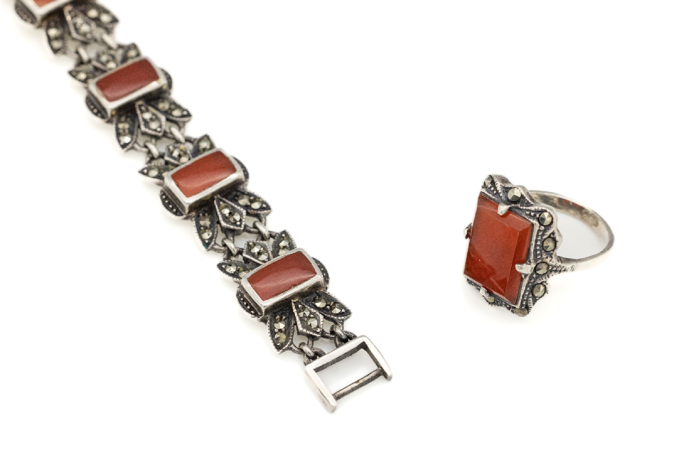 Art-Deco-Schmuckset, 925er Silber, 1930er Jahre, best. aus: Armband, L. ca. 18.5 cm, Klappverschluss, und 1 Ring, RW 51, Markasitenund Karneol