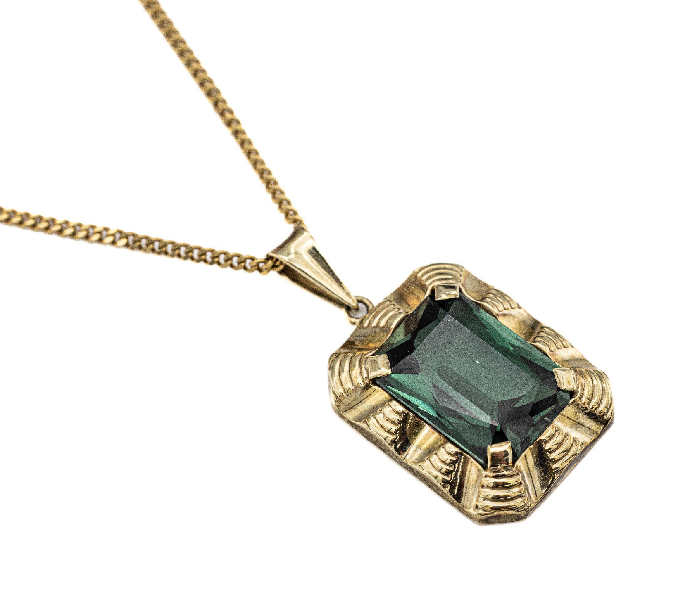 8 kt Gold Turmalin-Anhänger, GG 333/000, 1950er, geometrisch, grüner Turmalin im Treppenschliff, ca. 2.2 x 1.8 cm, an Kette, GG333/000, L. ca. 53 ...