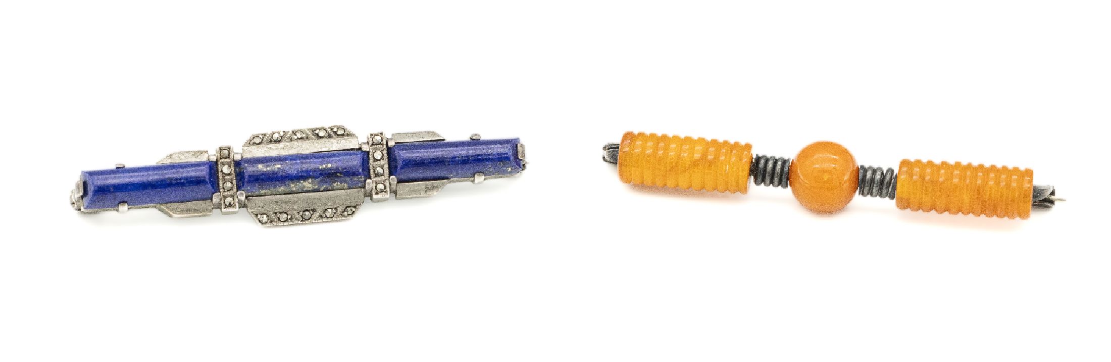 2 Art-Deco Broschen, best. aus: 1 x 930er Silber, länglich geometrisch mit Markasiten und Lapislazuli, L. ca. 5.2 cm, und 1 x Silbergepr., mit ...