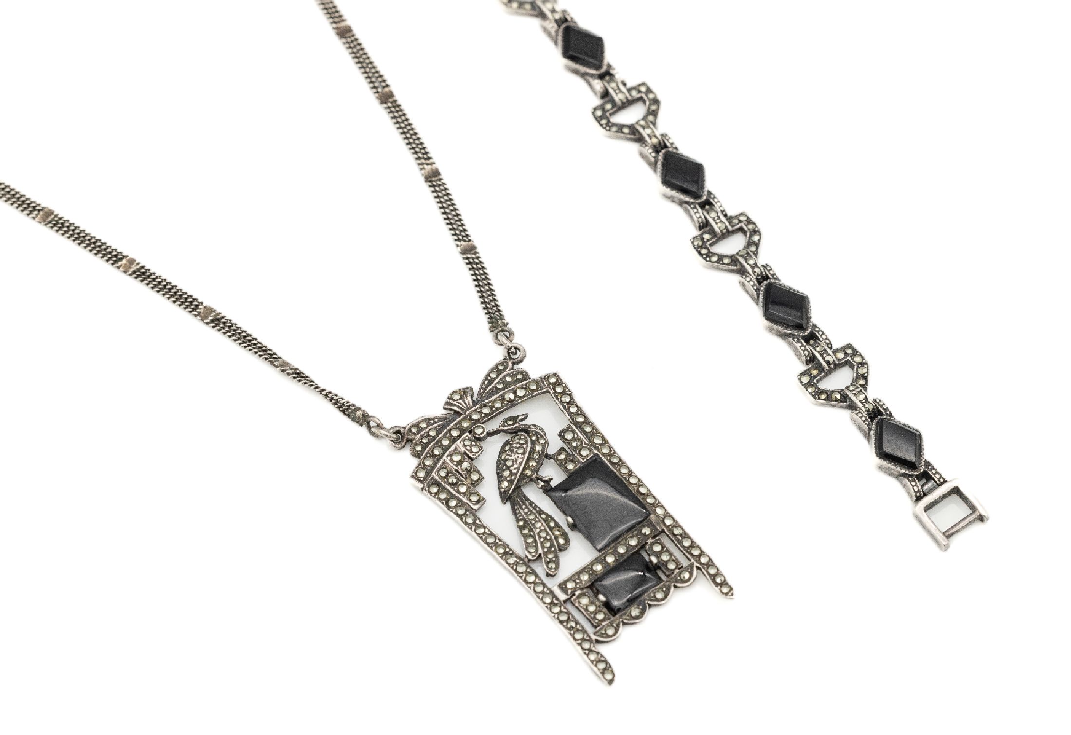 Markasit-Onyx-Schmuckset, 925er Silber, 1930er Jahre, best. aus: 1 Armband, geometrisch L. ca. 18 cm, Klappverschluss, und1 Collier, Mittelteil mit ...