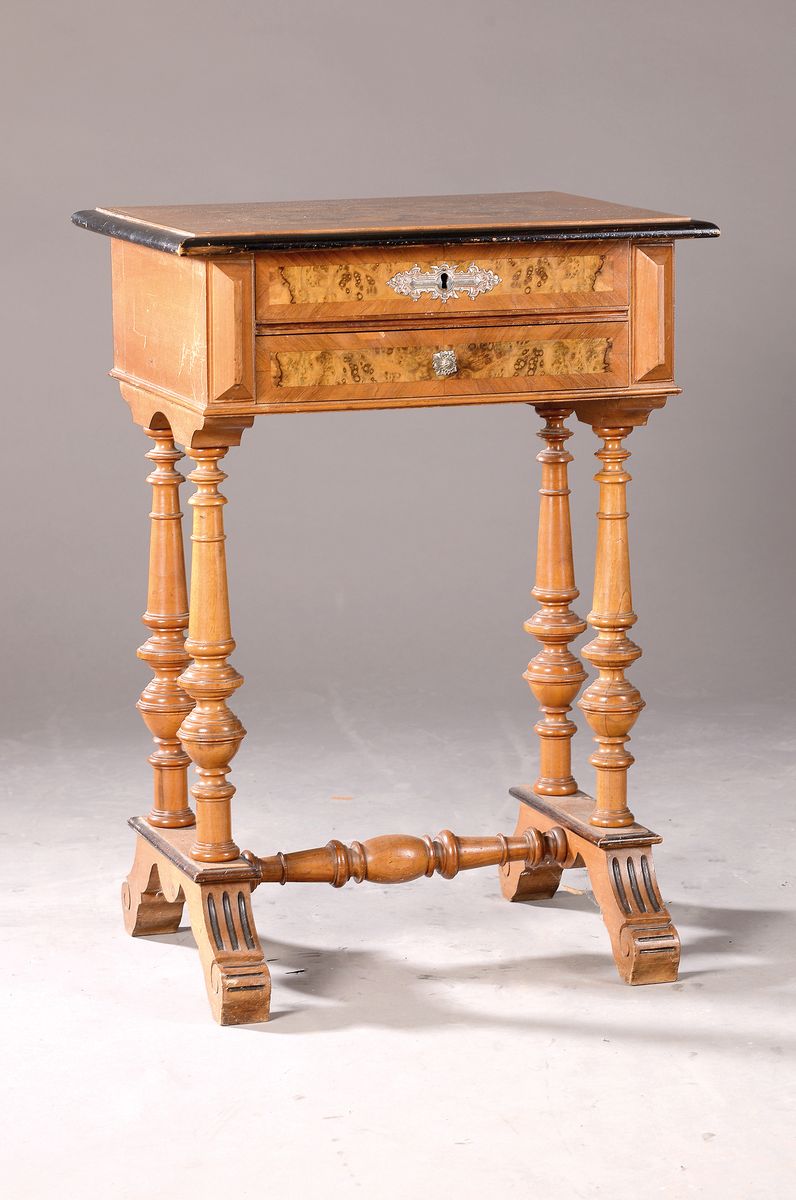 Nähtischchen, Gründerzeit, balusterförmige Wangen und Quersteg, zweischübig, ohne Schlüssel, 76x54x44 cm; lt. Einlieferer aus dem Atelier des ...